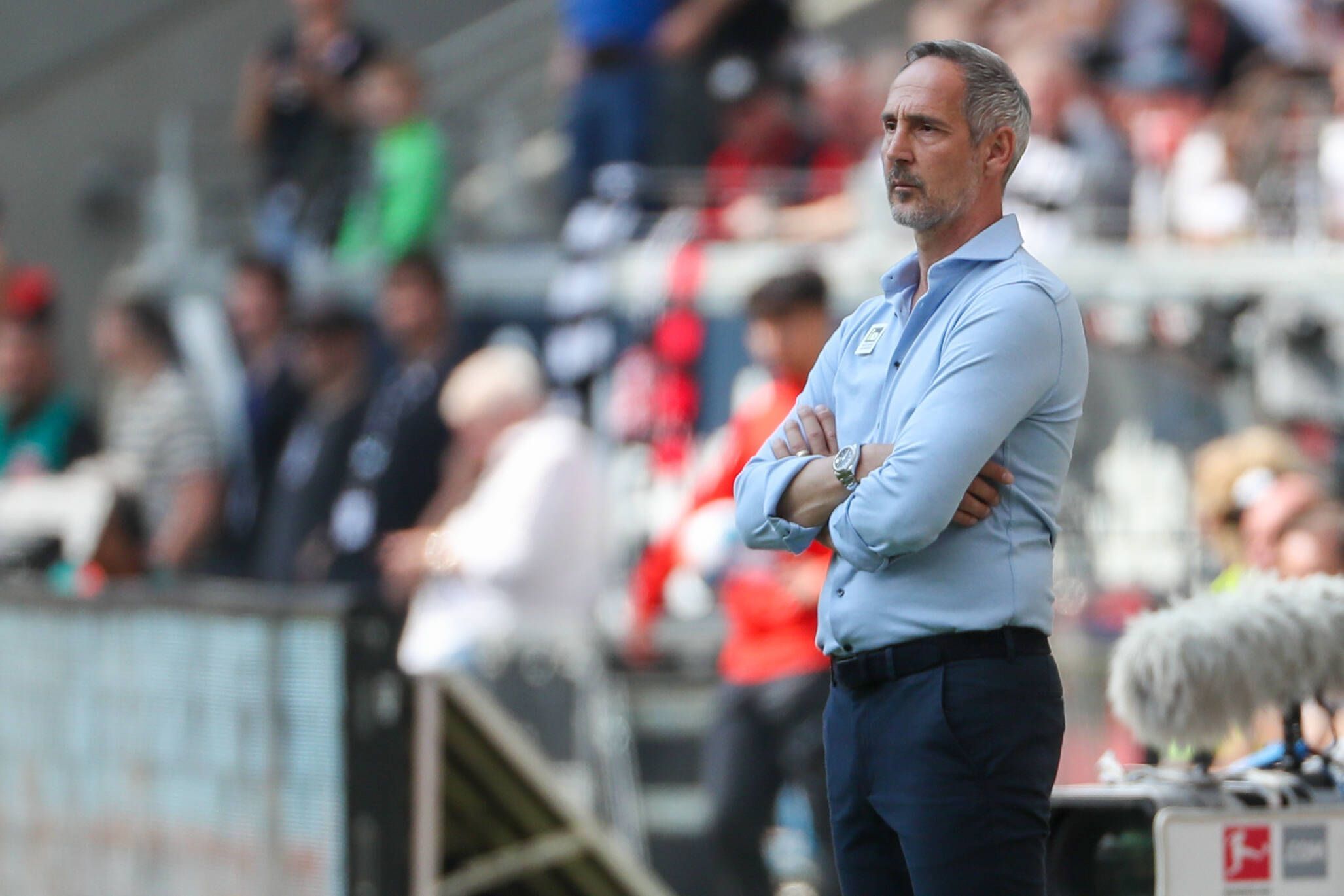 Adi Hütter, Trainer von Borussia Mönchengladbach, schaut am 8. Mai 2022 kritisch auf das Spielfeld beim Match gegen Eintracht Frankfurt.