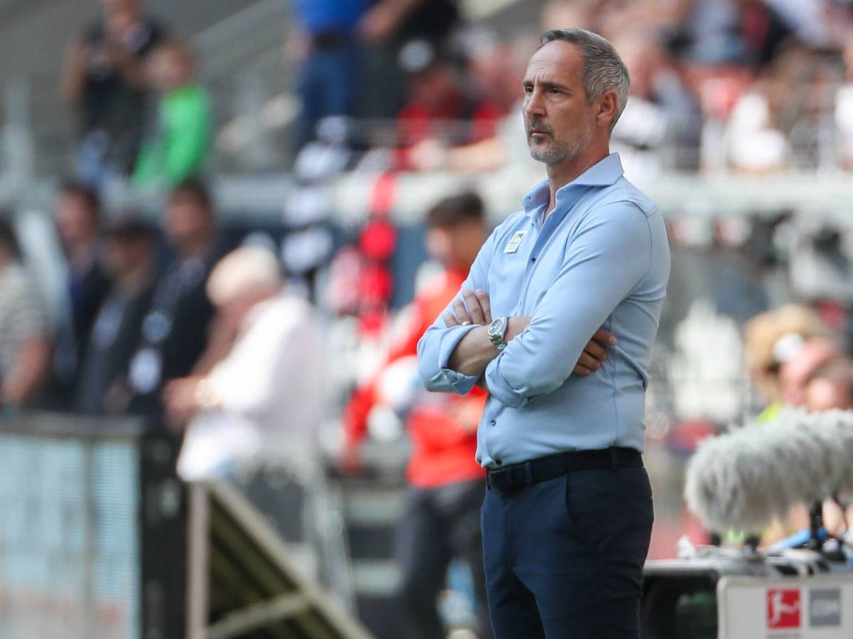 Adi Hütter, Trainer von Borussia Mönchengladbach, schaut am 8. Mai 2022 kritisch auf das Spielfeld beim Match gegen Eintracht Frankfurt.