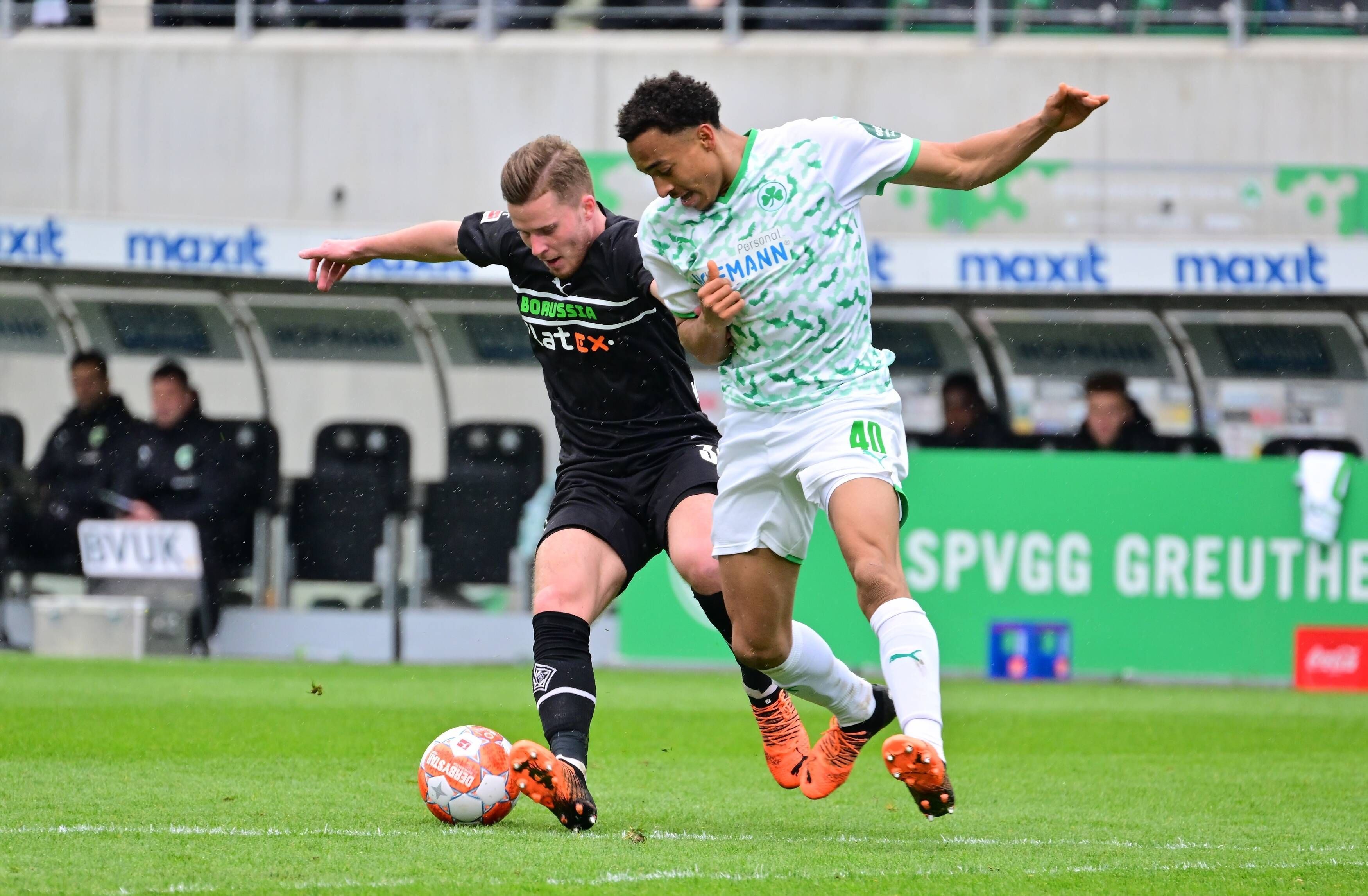 Jamie Leweling (r.) von Greuther Fürth, hier am 9. April 2022 im Zweikampf mit Nico Elvedi von Borussia Mönchengladbach, soll das Interesse der Fohlen geweckt haben.