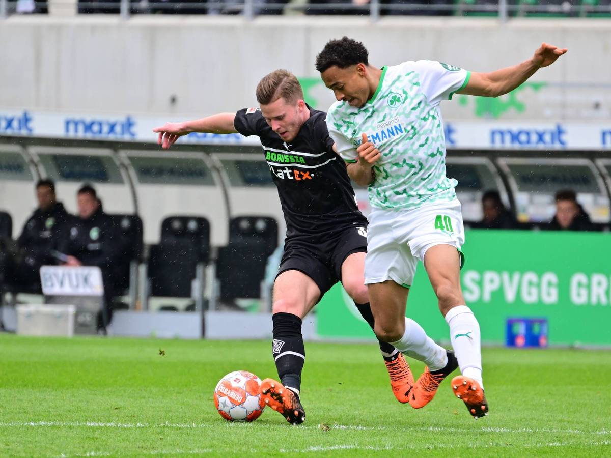Jamie Leweling (r.) von Greuther Fürth, hier am 9. April 2022 im Zweikampf mit Nico Elvedi von Borussia Mönchengladbach, soll das Interesse der Fohlen geweckt haben.
