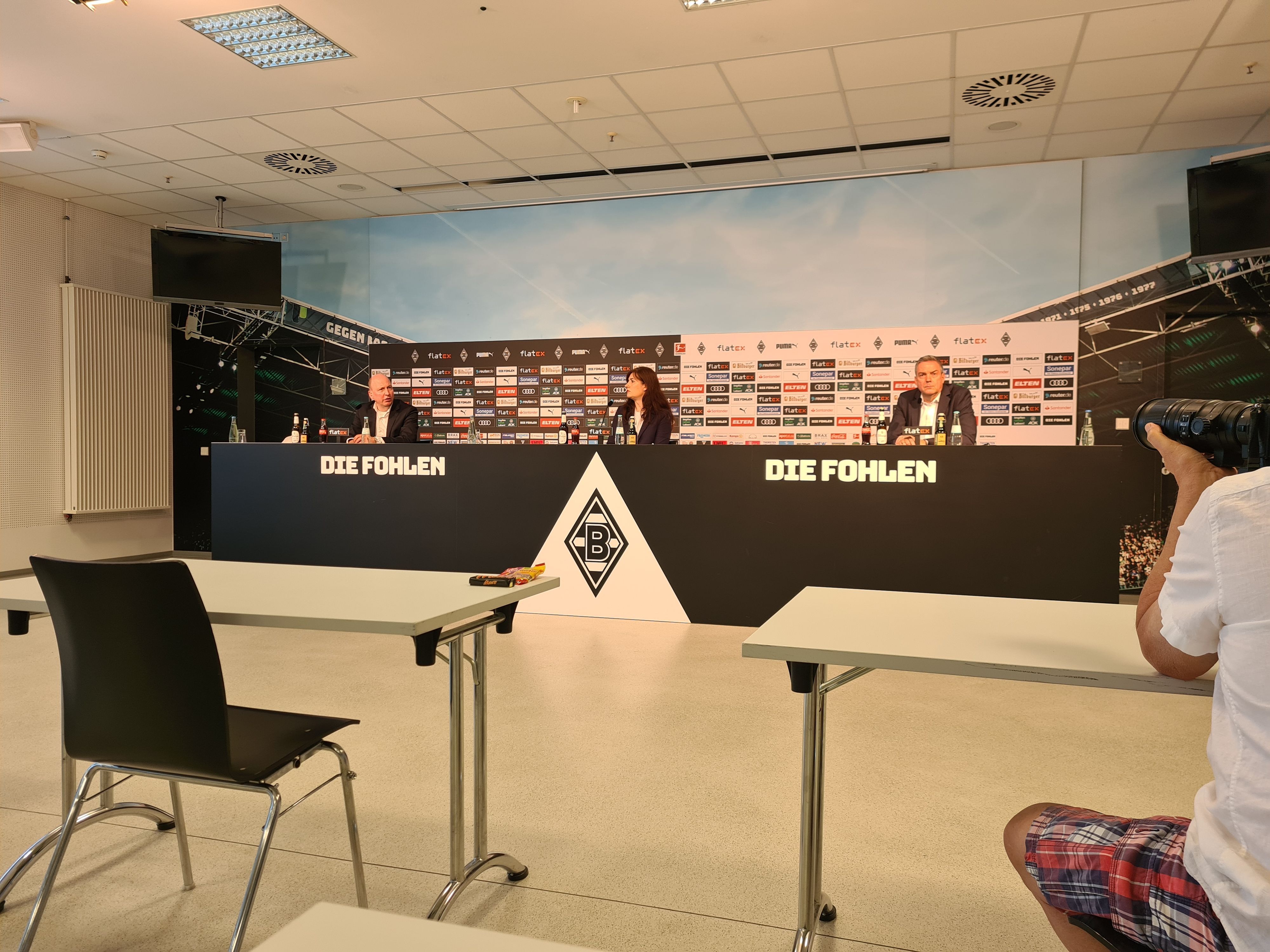 In einer Pressekonferenz am Montag (9. Mai 2022) vor dem Duell zwischen Borussia Mönchengladbach und der ukrainischen Nationalmannschaft haben sich Borussias Geschäftsführer Stephan Schippers und Iryna Shum, Generalkonsulin im Generalkonsulat der Ukraine in Düsseldorf, im Presseraum des Borussia-Park den Fragen der Journalisten gestellt.