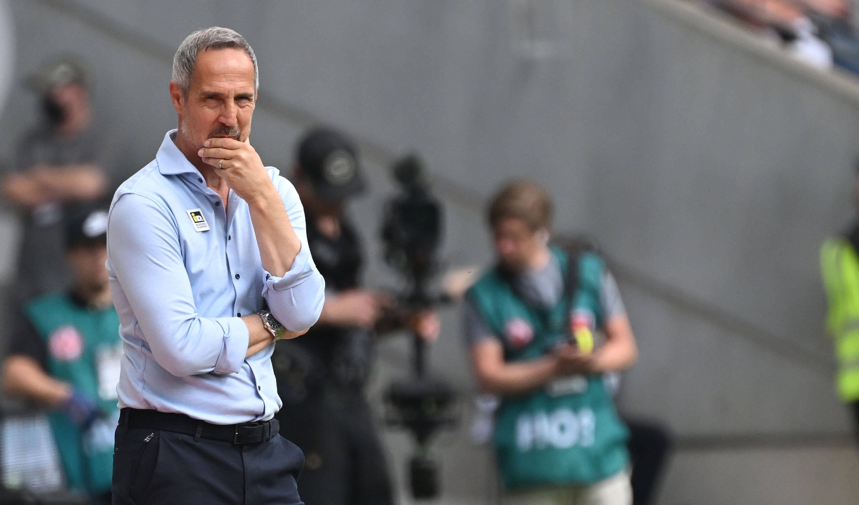 Adi Hütter, Trainer von Borussia Mönchengladbach, hier zu sehen am 8. Mai 2022 während des Bundesliga-Spiels bei Eintracht Frankfurt. Hütter blickt nachdenklich auf das Spielgeschehen.