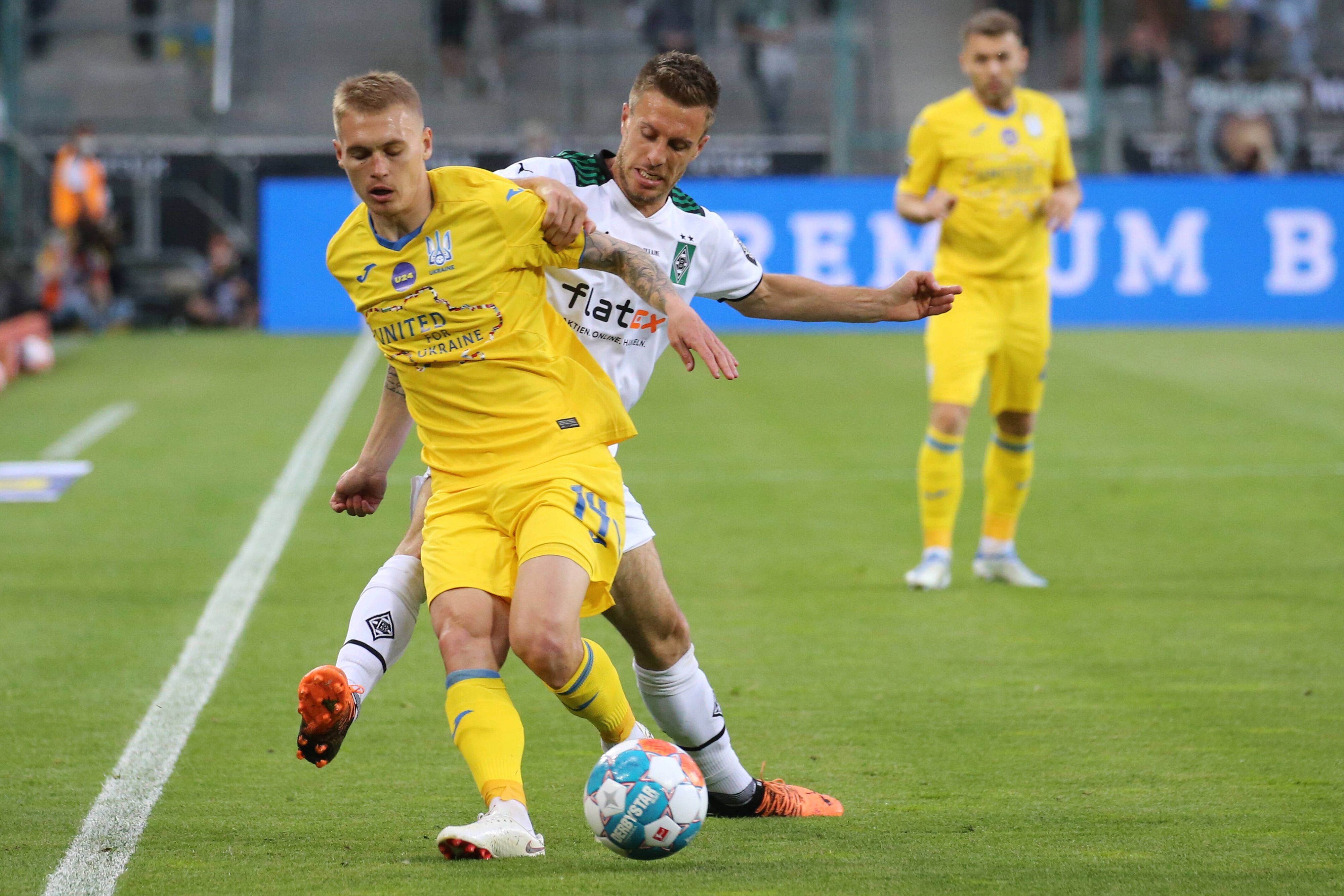 Der ukrainische Nationalspieler Vitalii Buyalskyi (vorne) im Zweikampf mit Patrick Herrmann von Borussia Mönchengladbach (dahinter) am 11. Mai 2022 beim Benefizspiel im Borussia-Park.