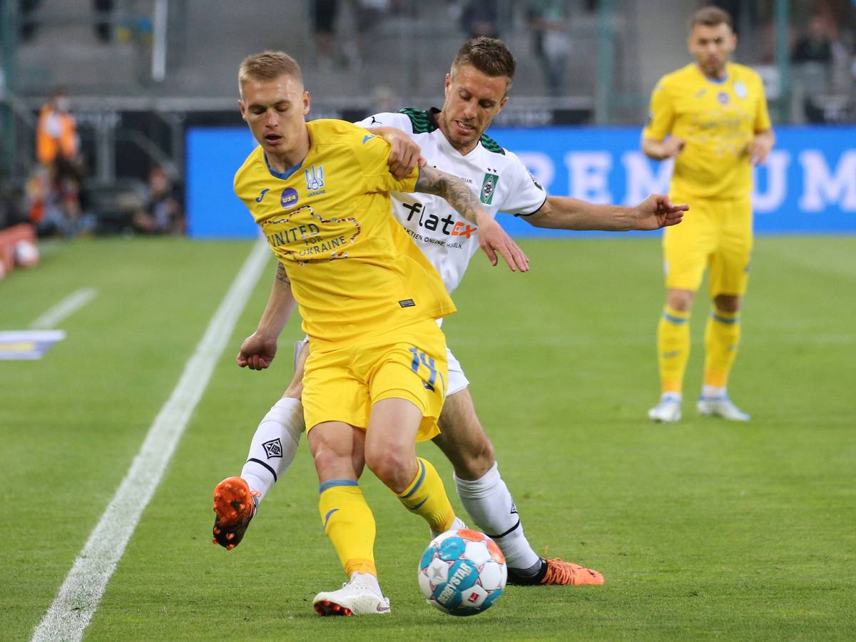 Der ukrainische Nationalspieler Vitalii Buyalskyi (vorne) im Zweikampf mit Patrick Herrmann von Borussia Mönchengladbach (dahinter) am 11. Mai 2022 beim Benefizspiel im Borussia-Park.
