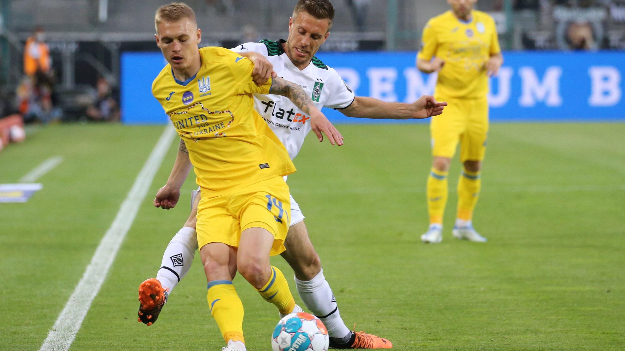 Der ukrainische Nationalspieler Vitalii Buyalskyi (vorne) im Zweikampf mit Patrick Herrmann von Borussia Mönchengladbach (dahinter) am 11. Mai 2022 beim Benefizspiel im Borussia-Park.