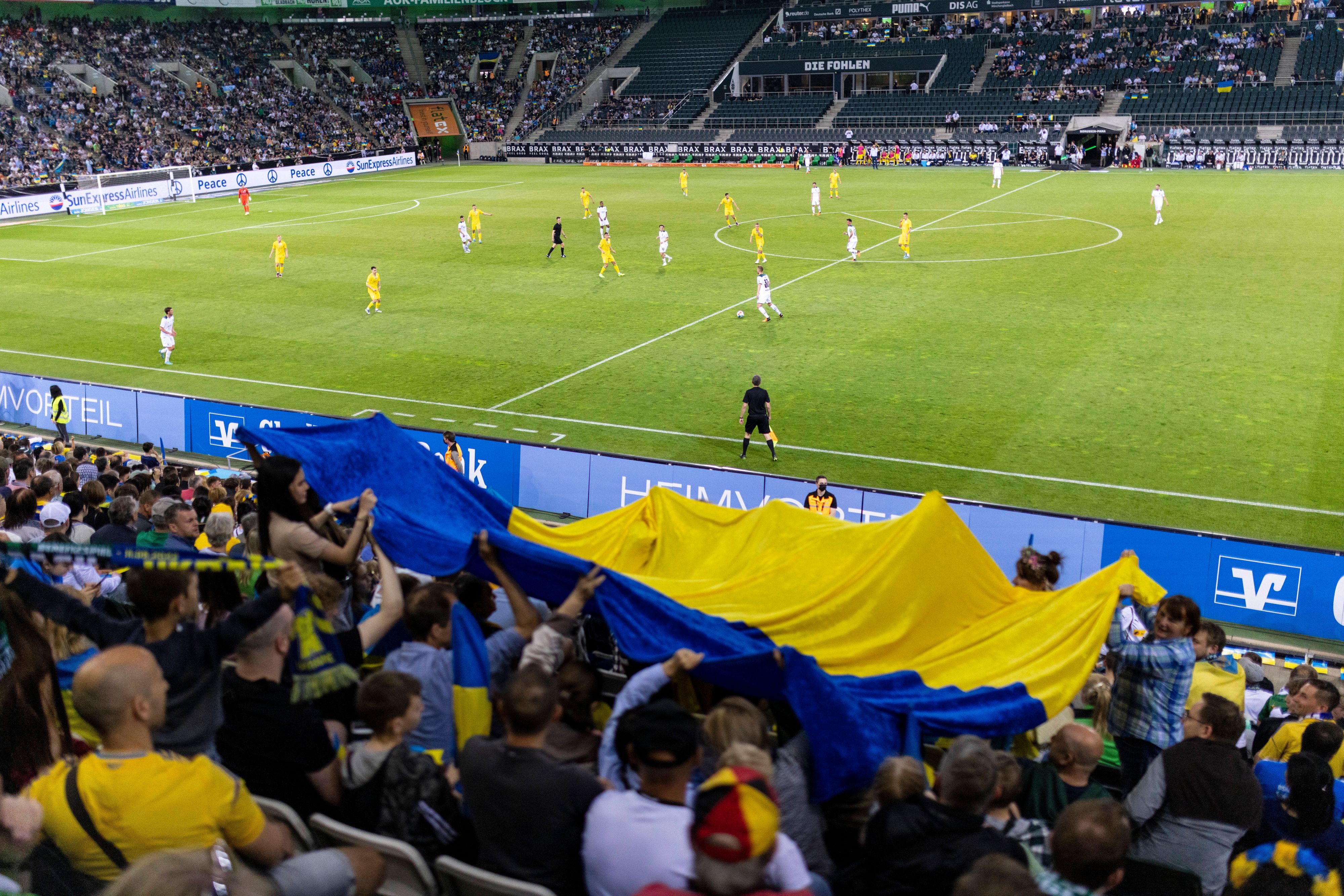 Ukrainische Fans im Borussia Park, aufgenommen am 11. Mai 2022 während des Benefizspiels zwischen Borussia Mönchengladbach und der Ukraine.