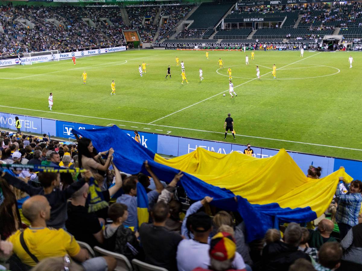 Ukrainische Fans im Borussia Park, aufgenommen am 11. Mai 2022 während des Benefizspiels zwischen Borussia Mönchengladbach und der Ukraine.