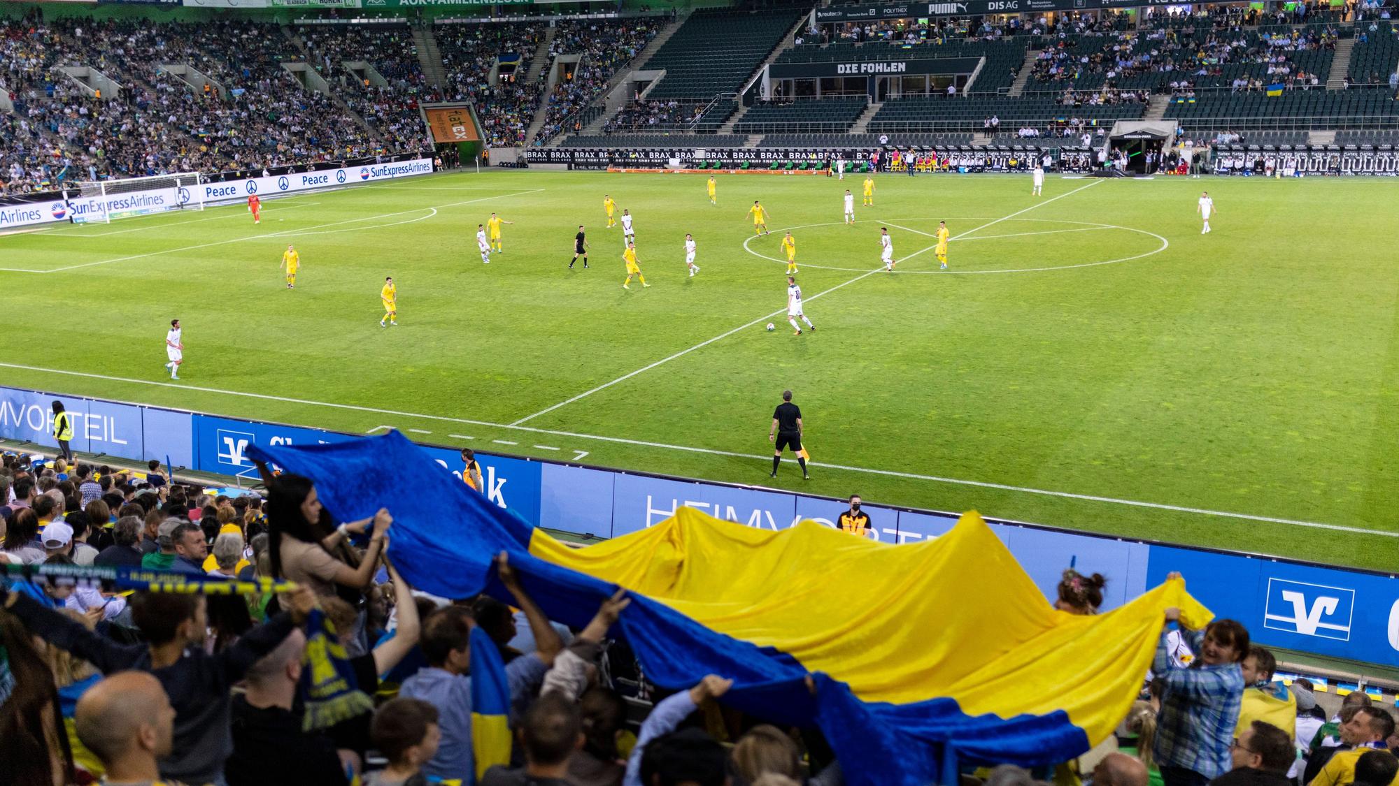 Ukrainische Fans im Borussia Park, aufgenommen am 11. Mai 2022 während des Benefizspiels zwischen Borussia Mönchengladbach und der Ukraine.