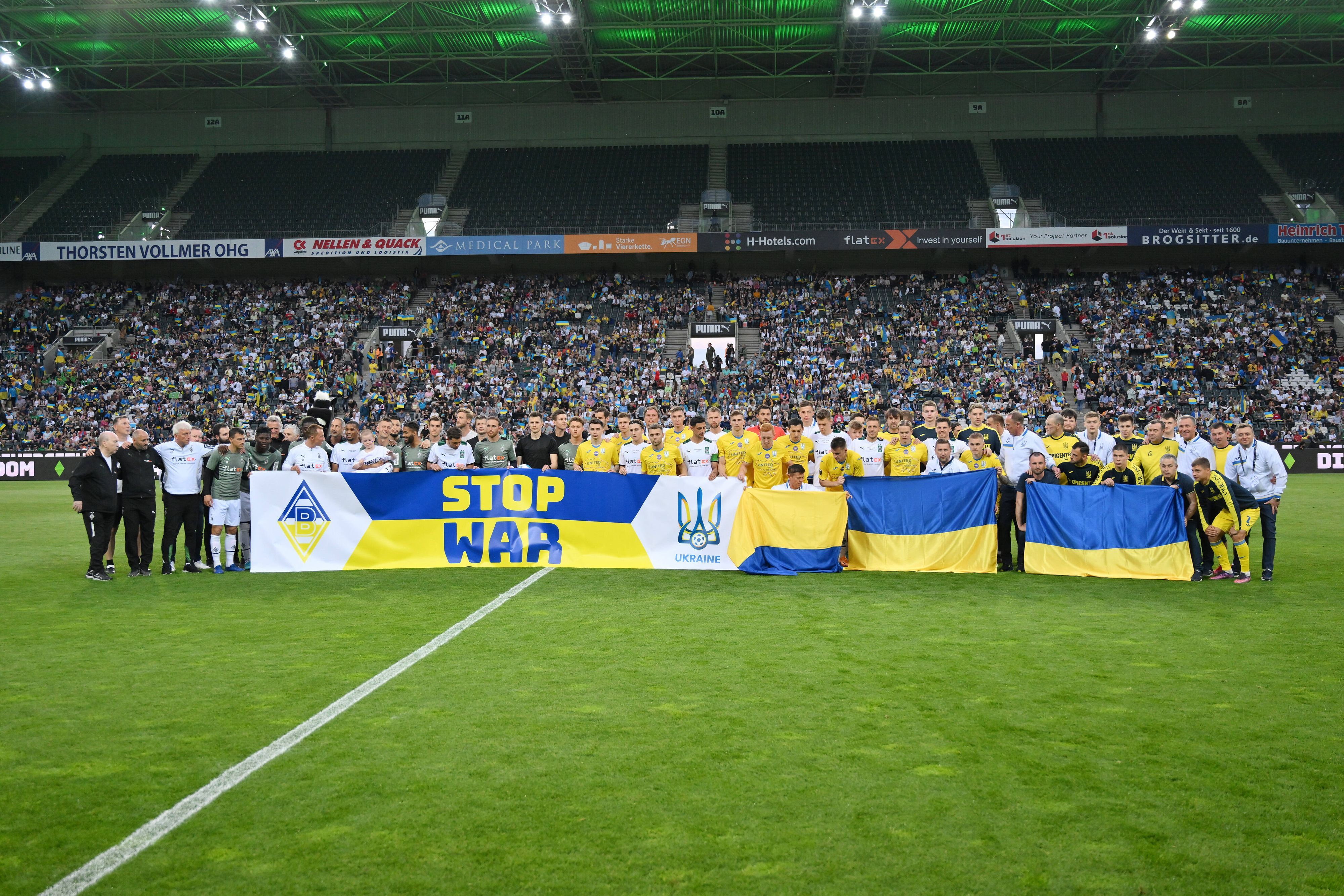 Gemeinsames Mannschaftsfoto vor dem Spiel mit dem Banner STOP WAR. Aufgenommen am 11. Mai 2022 beim Freundschaftsspiel der Ukraine und Borussia Mönchengladbach.