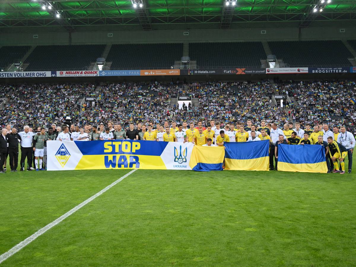 Gemeinsames Mannschaftsfoto vor dem Spiel mit dem Banner STOP WAR. Aufgenommen am 11. Mai 2022 beim Freundschaftsspiel der Ukraine und Borussia Mönchengladbach.