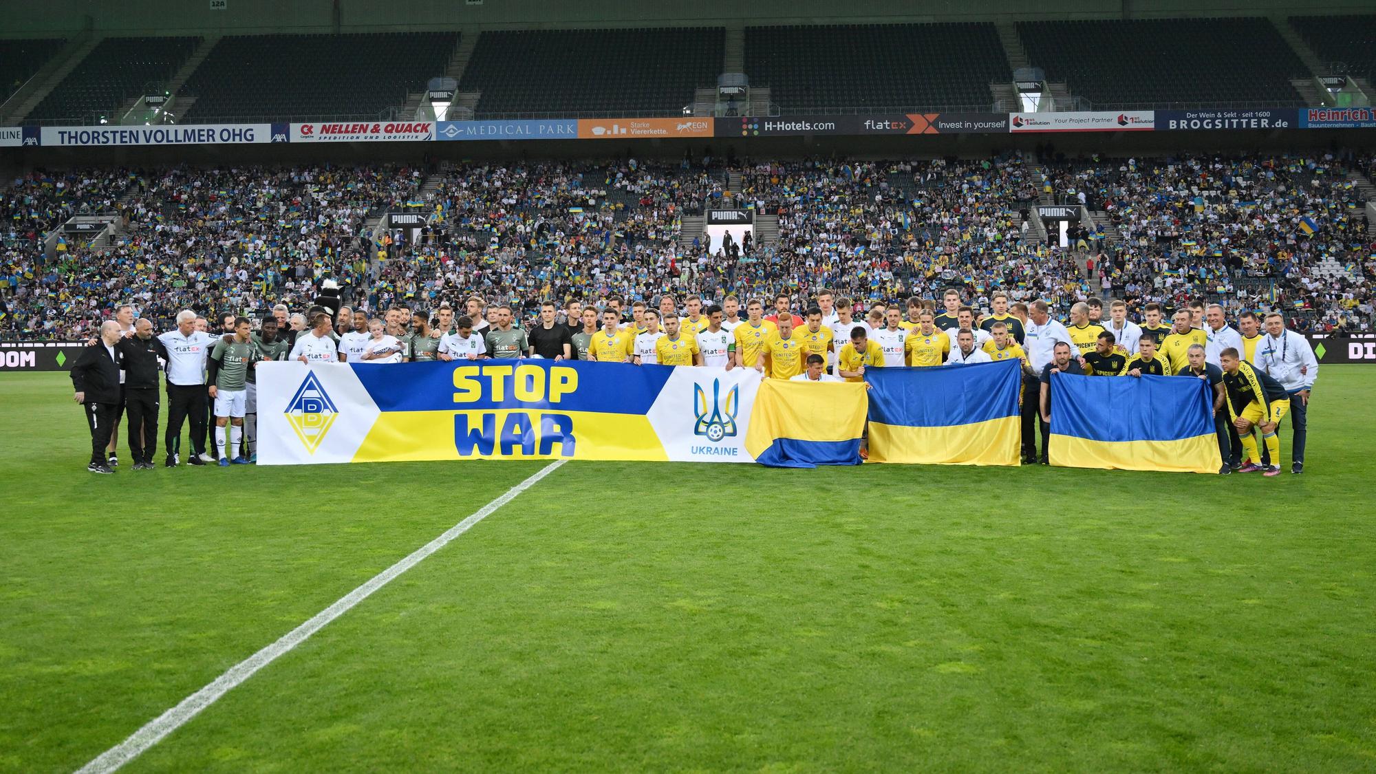 Gemeinsames Mannschaftsfoto vor dem Spiel mit dem Banner STOP WAR. Aufgenommen am 11. Mai 2022 beim Freundschaftsspiel der Ukraine und Borussia Mönchengladbach.