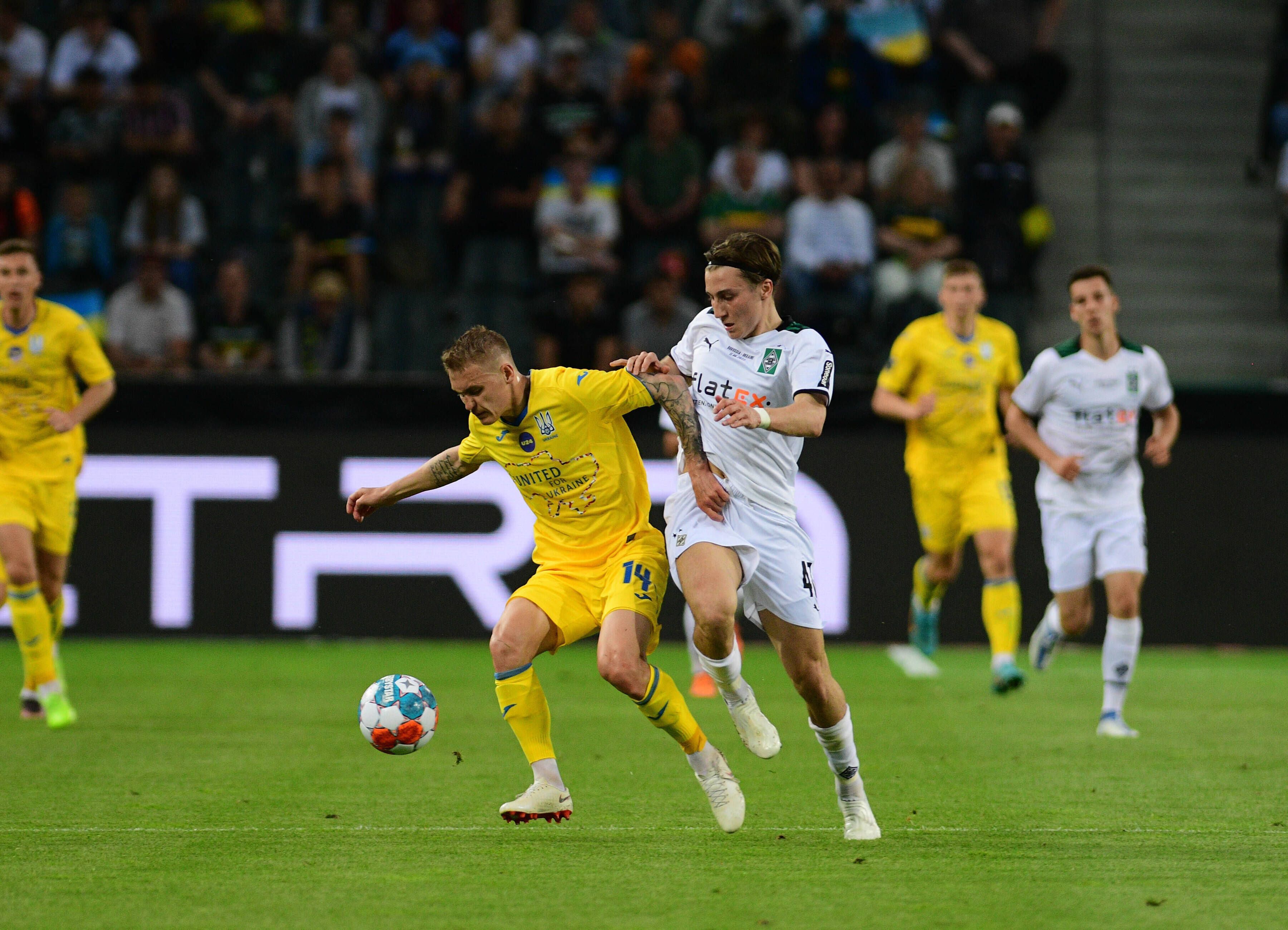 Rocco Reitz im Zweikampf mit Vitalii Buialskyi beim Benefizspiel am 11. Mai 2022 im Borussia-Park.