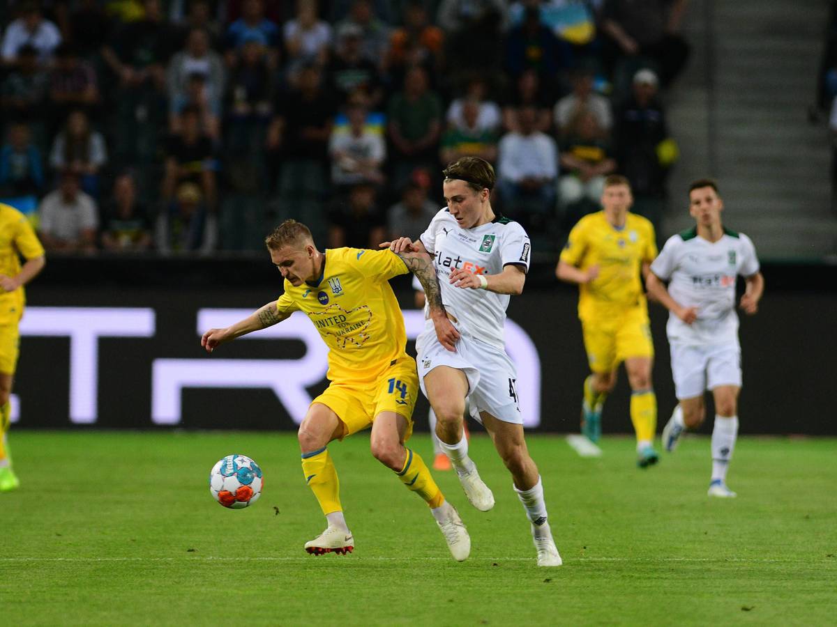 Rocco Reitz im Zweikampf mit Vitalii Buialskyi beim Benefizspiel am 11. Mai 2022 im Borussia-Park.