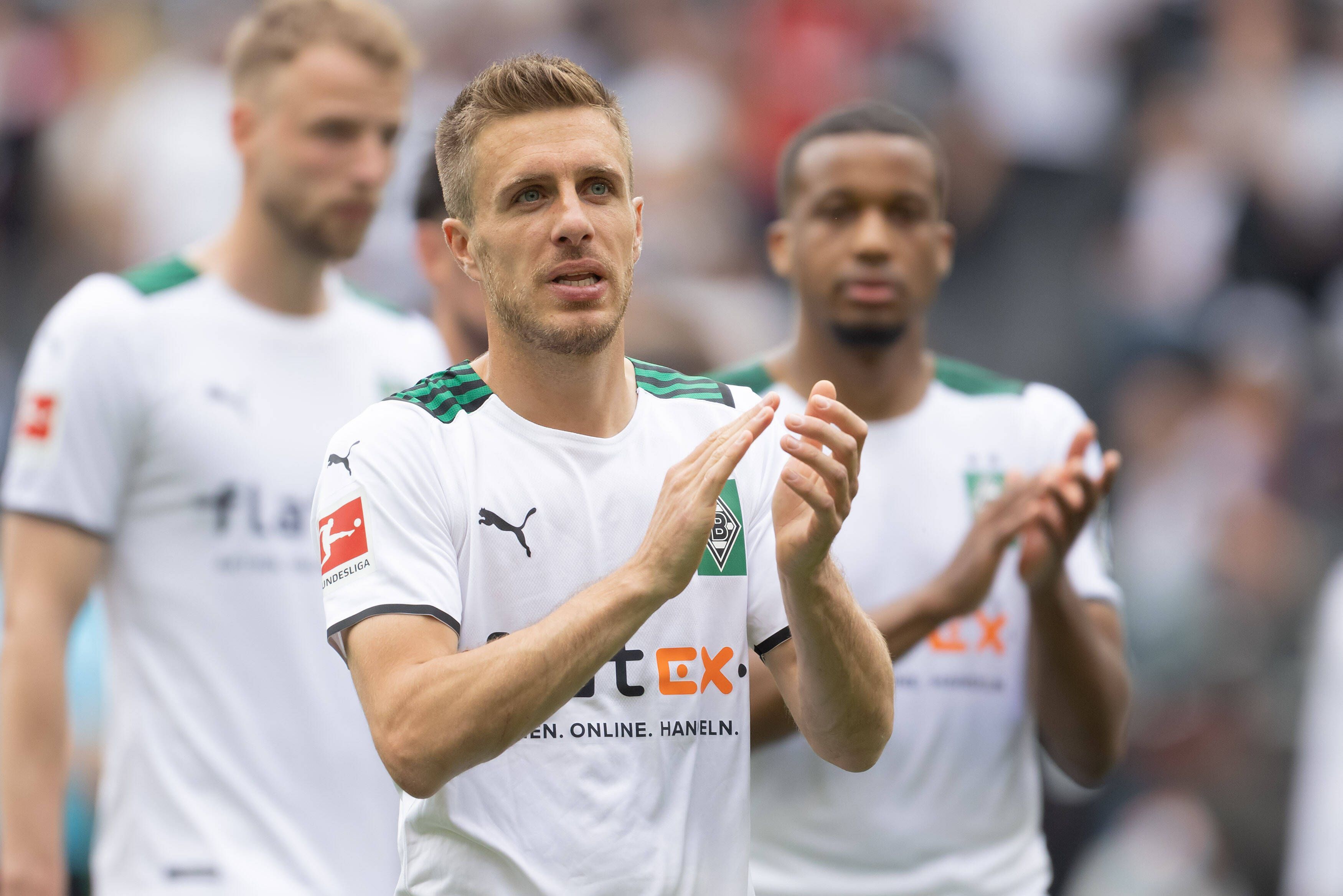 Eintracht Frankfurt - Borussia Mönchengladbach, 1. FBL Patrick Herrmann Borussia Mönchengladbach, 7 bei den pfeifenden Fans. Bundesligaspiel zwischen Eintracht Frankfurt und Borussia Mönchengladbach am 8. Mai 2022 im Deutsche Bank Park in Frankfurt am Main. Nach Vorgaben der DFL, Deutsche Fußball Liga, ist es untersagt, in dem Stadion und/oder vom Spiel angefertigte Fotoaufnahmen in Form von Sequenzbildern und/oder videoähnlichen Fotostrecken zu verwerten bzw. verwerten zu lassen., Frankfurt am Main Hessen Deutschland Deutsche Bank Park *** Eintracht Frankfurt Borussia Mönchengladbach, 1 FBL Patrick Herrmann Borussia Mönchengladbach, 7 at the whistling fans Bundesliga match between Eintracht Frankfurt and Borussia Mönchengladbach on 8 May 2022 at Deutsche Bank Park in Frankfurt am Main According to specifications of the DFL, Deutsche Fußball Liga, it is prohibited to exploit or have exploited photographs taken in the stadium and or of the game in the form of sequence pictures and or video-like photo series , Frankfurt am Main Hesse Germany Deutsche Bank Park