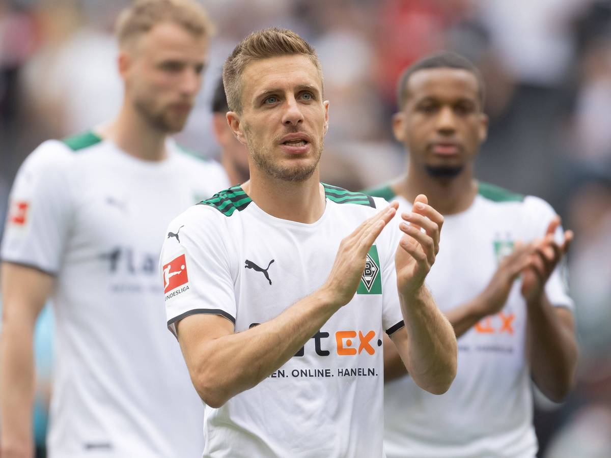 Eintracht Frankfurt - Borussia Mönchengladbach, 1. FBL Patrick Herrmann Borussia Mönchengladbach, 7 bei den pfeifenden Fans. Bundesligaspiel zwischen Eintracht Frankfurt und Borussia Mönchengladbach am 8. Mai 2022 im Deutsche Bank Park in Frankfurt am Main. Nach Vorgaben der DFL, Deutsche Fußball Liga, ist es untersagt, in dem Stadion und/oder vom Spiel angefertigte Fotoaufnahmen in Form von Sequenzbildern und/oder videoähnlichen Fotostrecken zu verwerten bzw. verwerten zu lassen., Frankfurt am Main Hessen Deutschland Deutsche Bank Park *** Eintracht Frankfurt Borussia Mönchengladbach, 1 FBL Patrick Herrmann Borussia Mönchengladbach, 7 at the whistling fans Bundesliga match between Eintracht Frankfurt and Borussia Mönchengladbach on 8 May 2022 at Deutsche Bank Park in Frankfurt am Main According to specifications of the DFL, Deutsche Fußball Liga, it is prohibited to exploit or have exploited photographs taken in the stadium and or of the game in the form of sequence pictures and or video-like photo series , Frankfurt am Main Hesse Germany Deutsche Bank Park