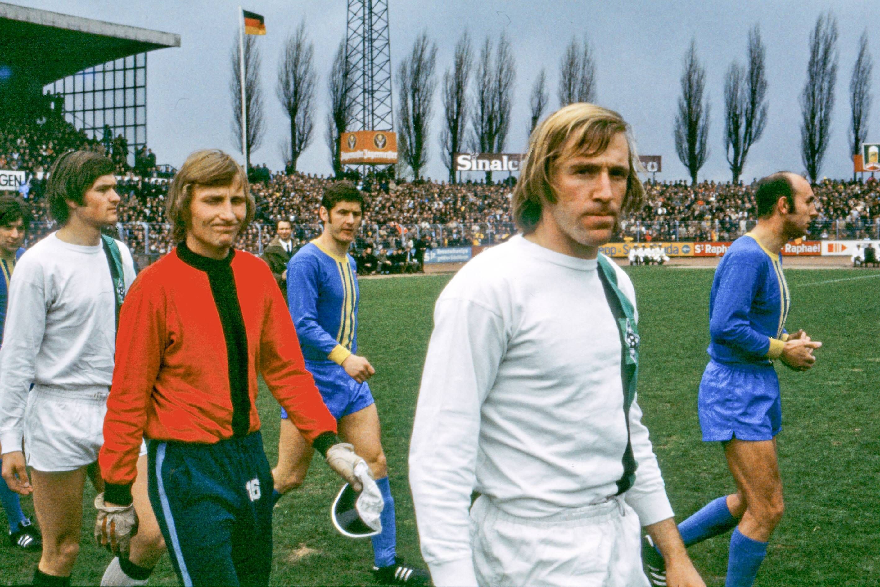 Aus 1. BL Saison 1970/71 Eintracht Braunschweig gegen Borussia Mönchengladbach 1:1 am 17.04.1971. Im Foto: Einlauf der Mannschaften mit BMG Kpt. Günter Netzer *** From 1 BL season 1970 71 Eintracht Braunschweig against Borussia Mönchengladbach 1 1 on 17 04 1971 In the photo enema of the teams with BMG Kpt Günter Netzer