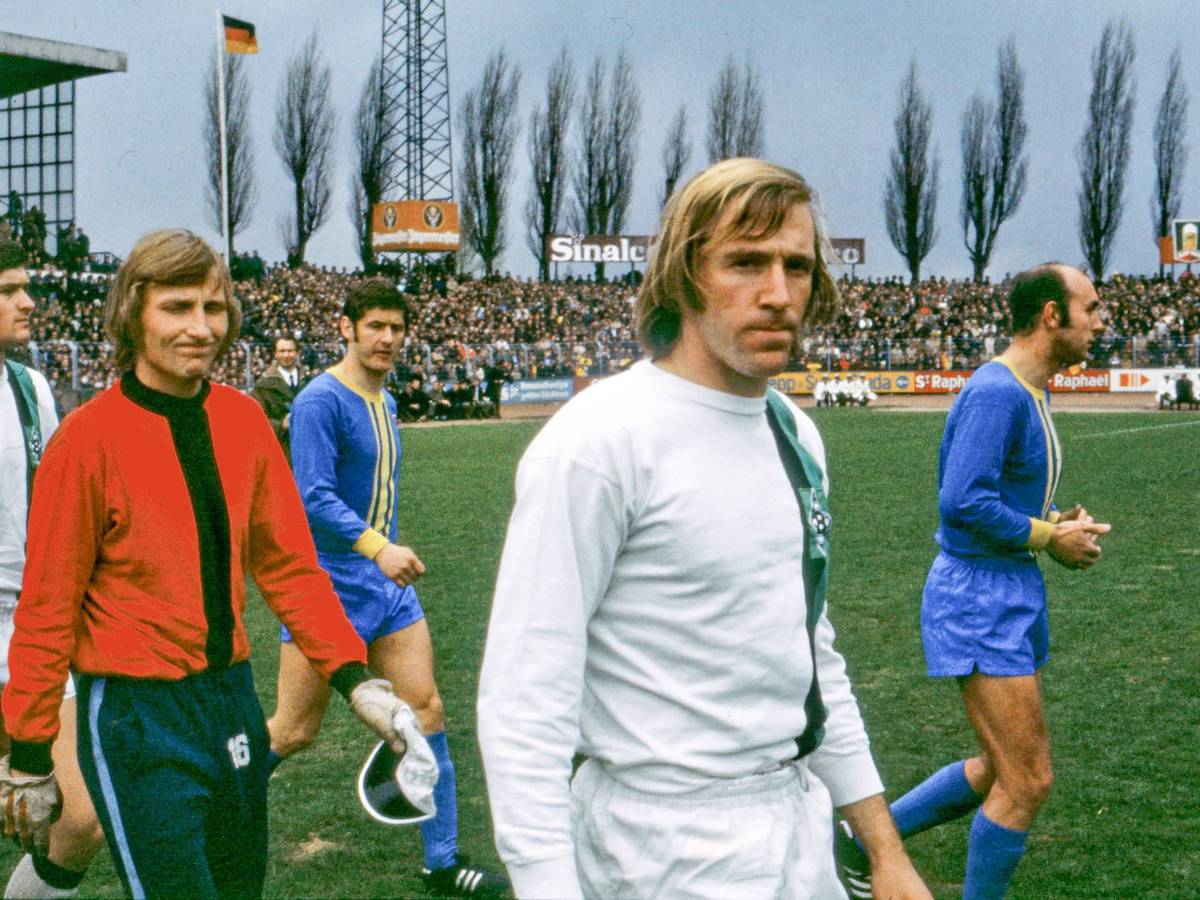 Aus 1. BL Saison 1970/71 Eintracht Braunschweig gegen Borussia Mönchengladbach 1:1 am 17.04.1971. Im Foto: Einlauf der Mannschaften mit BMG Kpt. Günter Netzer *** From 1 BL season 1970 71 Eintracht Braunschweig against Borussia Mönchengladbach 1 1 on 17 04 1971 In the photo enema of the teams with BMG Kpt Günter Netzer