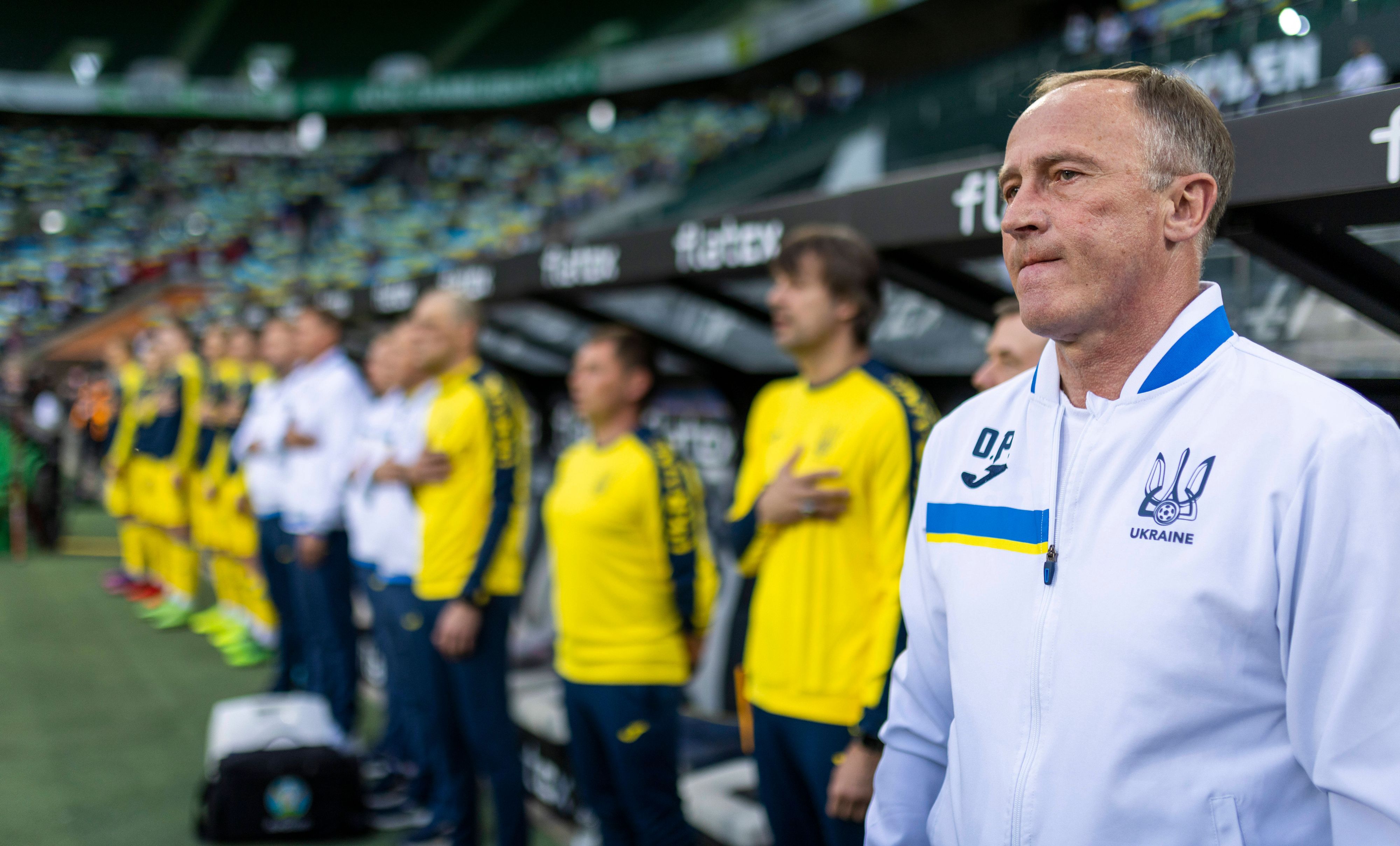 Oleksandr Petrakov (r.), Nationaltrainer der Ukraine, am 11. Mai 2022 im Borussia-Park in Mönchengladbach. Petrakov blickt nachdenklich nach vorne.