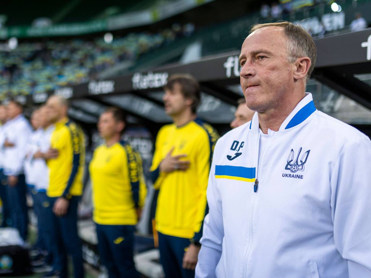 Oleksandr Petrakov (r.), Nationaltrainer der Ukraine, am 11. Mai 2022 im Borussia-Park in Mönchengladbach. Petrakov blickt nachdenklich nach vorne.