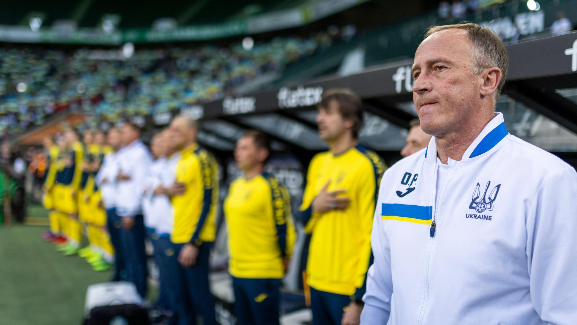 Oleksandr Petrakov (r.), Nationaltrainer der Ukraine, am 11. Mai 2022 im Borussia-Park in Mönchengladbach. Petrakov blickt nachdenklich nach vorne.