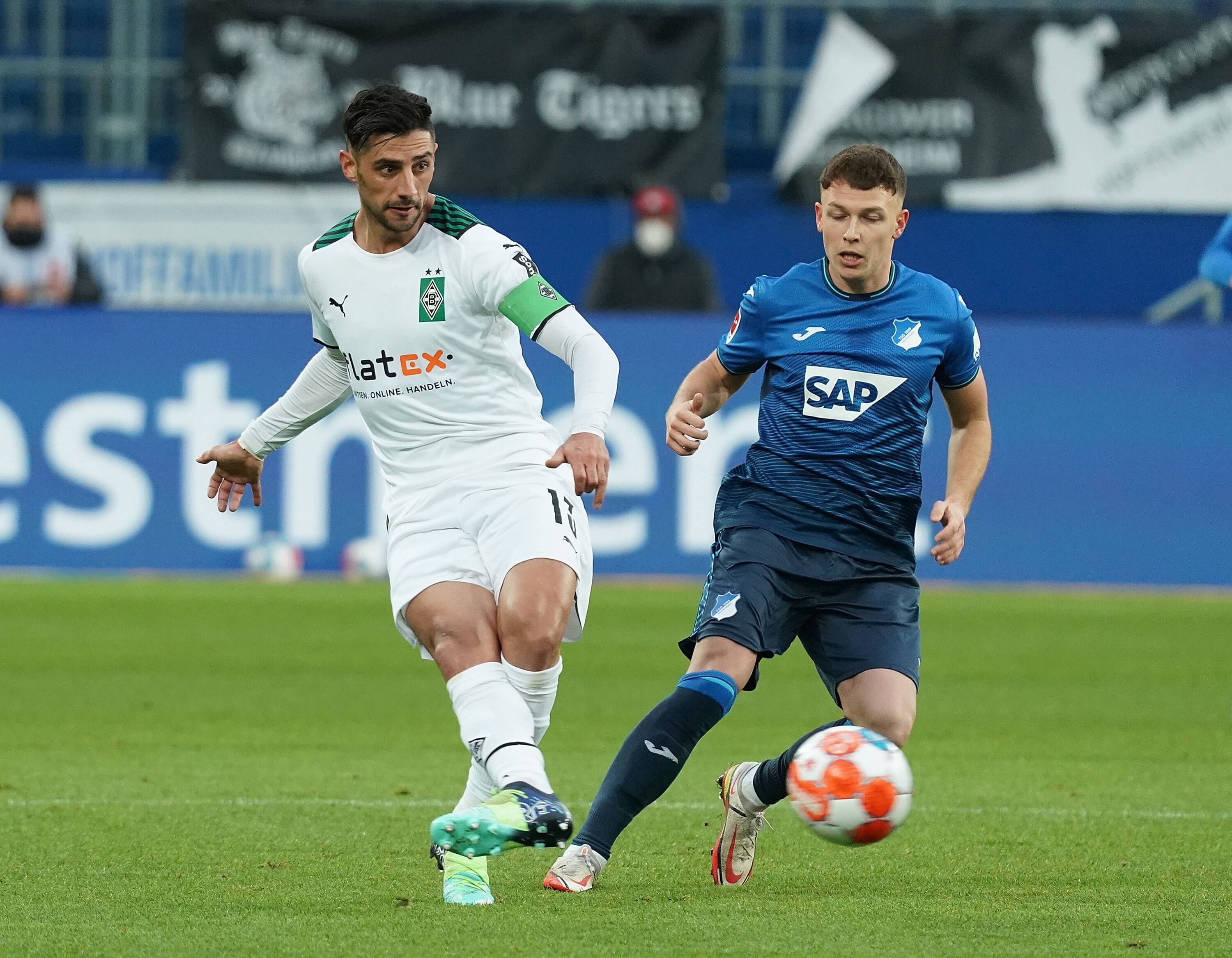 Ein durchaus umkämpftes Hinspiel: Hier zu sehen Lars Stindl (l.) und Dennis Geiger (r.) während der Partie zwischen der TSG Hoffenheim und Borussia Mönchengladbach am 18. Dezember 2021.