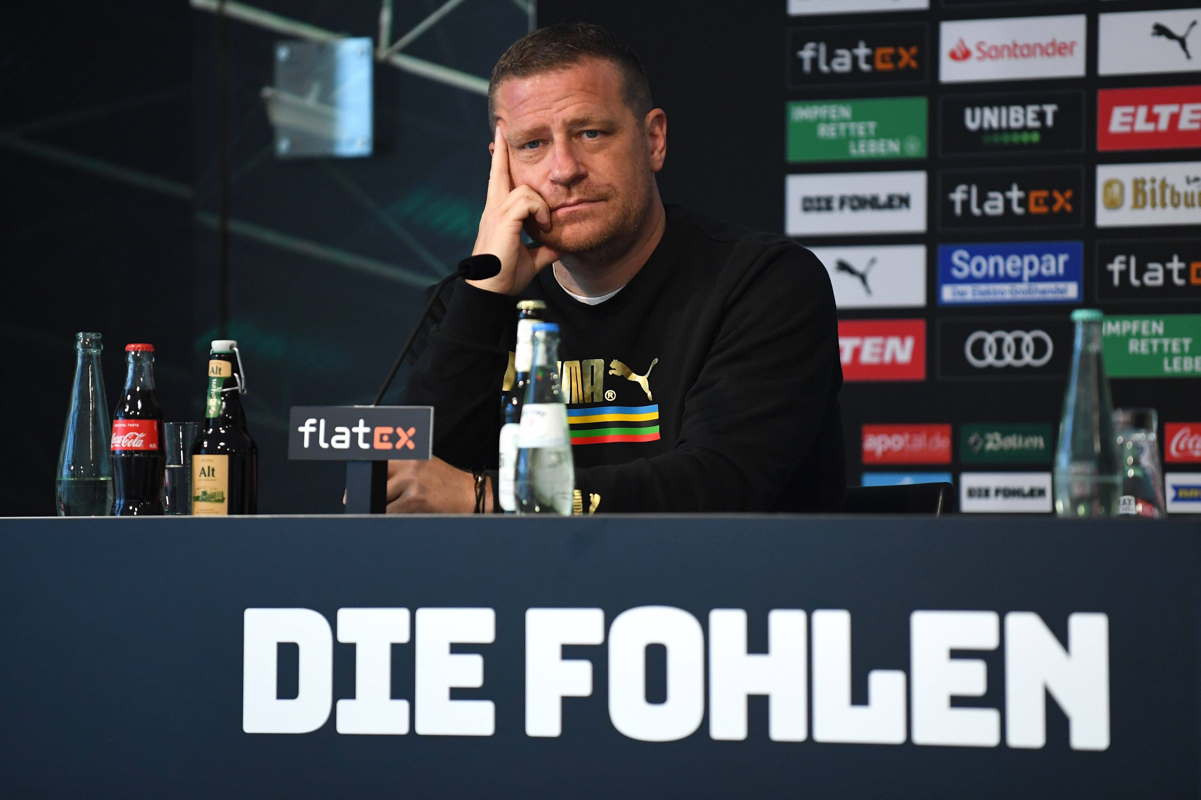 Max Eberl, ehemaliger Sportdirektor von Borussia Mönchengladbach. Auf dieser Aufnahme ist der 48-Jährige während einer Pressekonferenz im Borussia-Park zu sehen. Eberl schaut zur Seite und wirkt nachdenklich.