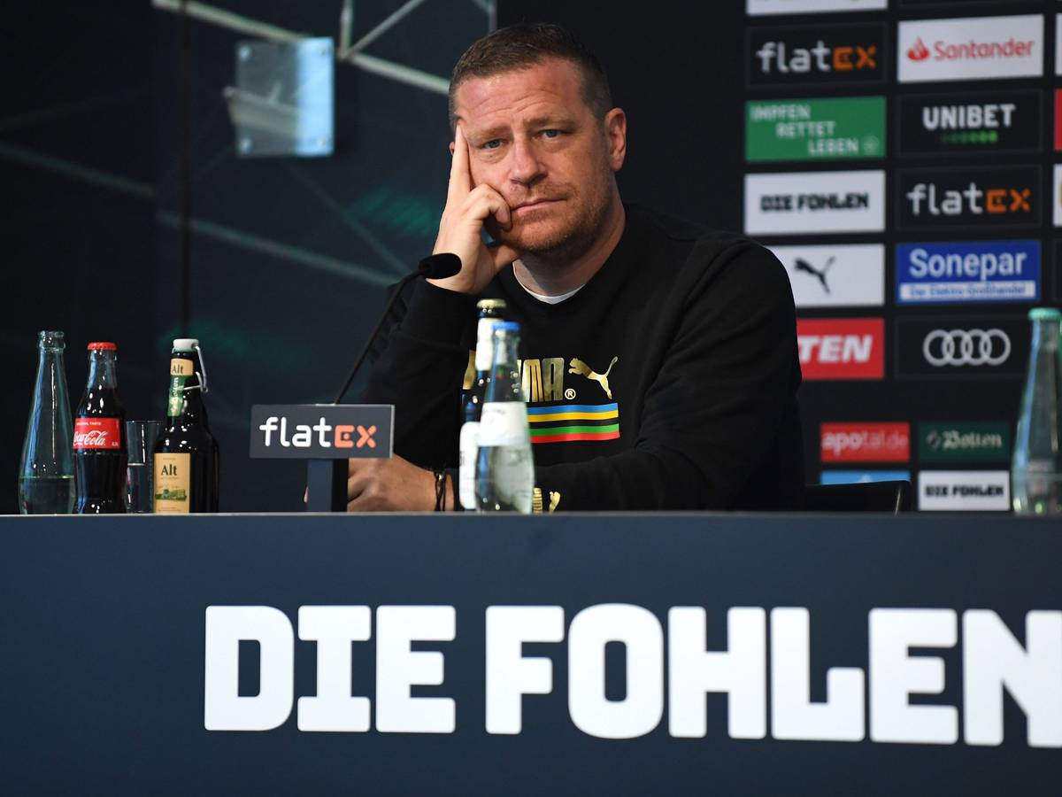 Max Eberl, ehemaliger Sportdirektor von Borussia Mönchengladbach. Auf dieser Aufnahme ist der 48-Jährige während einer Pressekonferenz im Borussia-Park zu sehen. Eberl schaut zur Seite und wirkt nachdenklich.