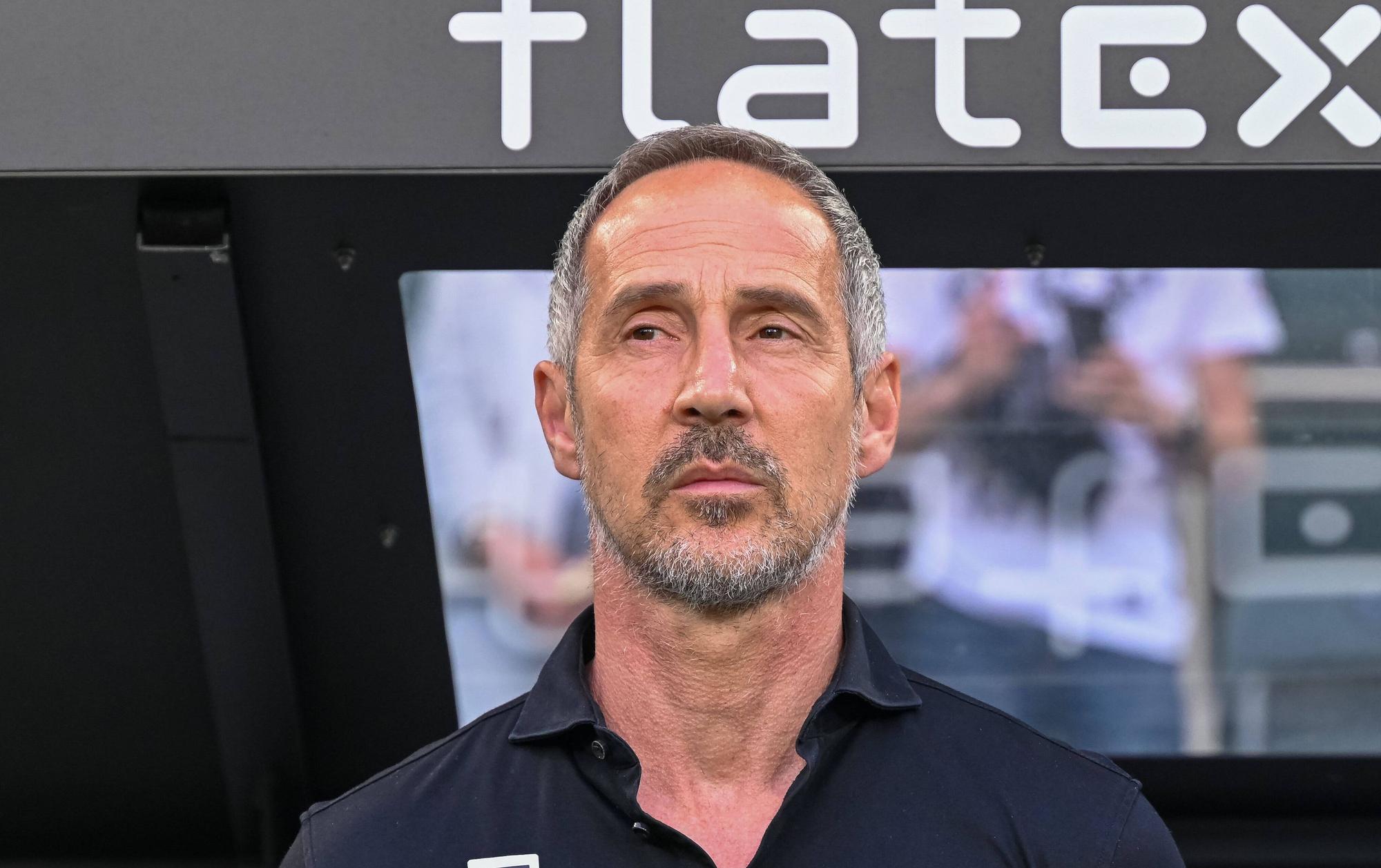 Cheftrainer Adi Huetter von Borussia Mönchengladbach am 11. Mai 2022 im Borussia-Park. Hütter steht an der Mannschafts-Bank und schaut Richtung Spielfeld.