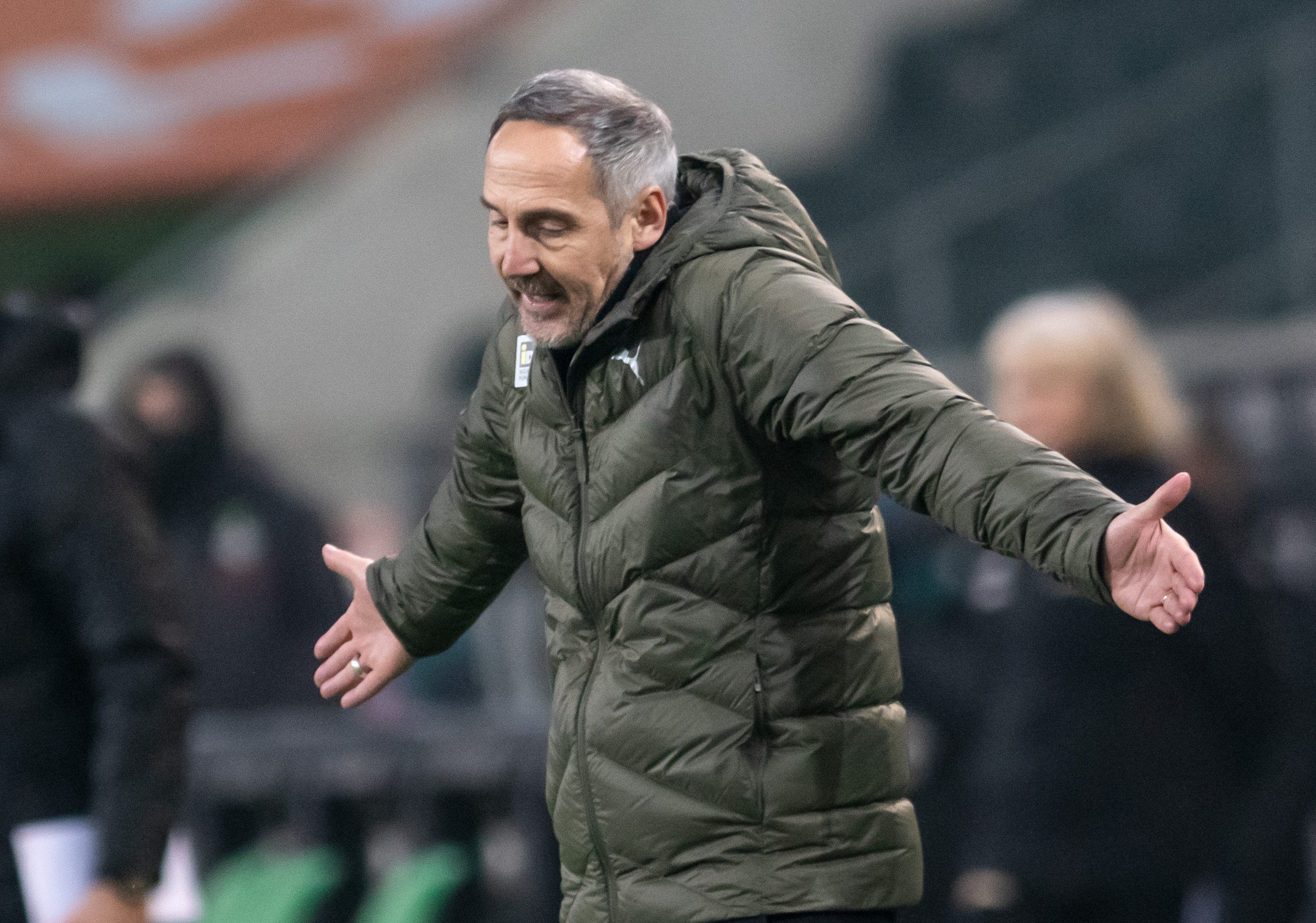22.01.2022, Nordrhein-Westfalen, Mönchengladbach: Fußball: Bundesliga, Bor. Mönchengladbach - 1. FC Union Berlin, 20. Spieltag, im Stadion im Borussia-Park: Mönchengladbachs Trainer Adolf Hütter gestikuliert.
