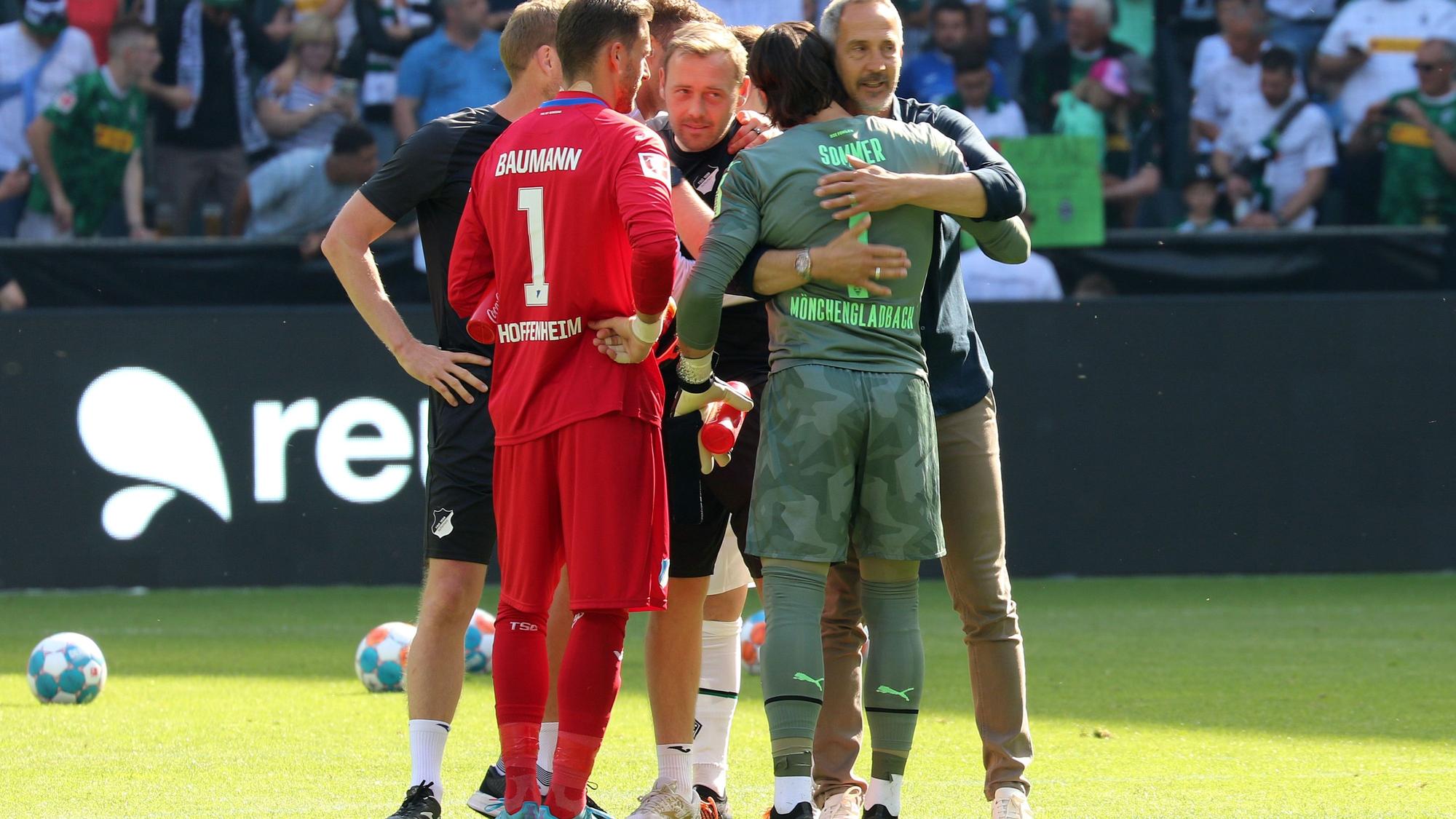 14.05.2022, Mönchengladbach, GER, Fussball, Herren, BL, Saison 2021/2022, Borussia Moenchengladbach
BL Bor. Mönchengladbach vs. TSG Hoffenheim
Yann Sommer (Gladbach) Trainer Adi Hütter / Huetter (Gladbach)