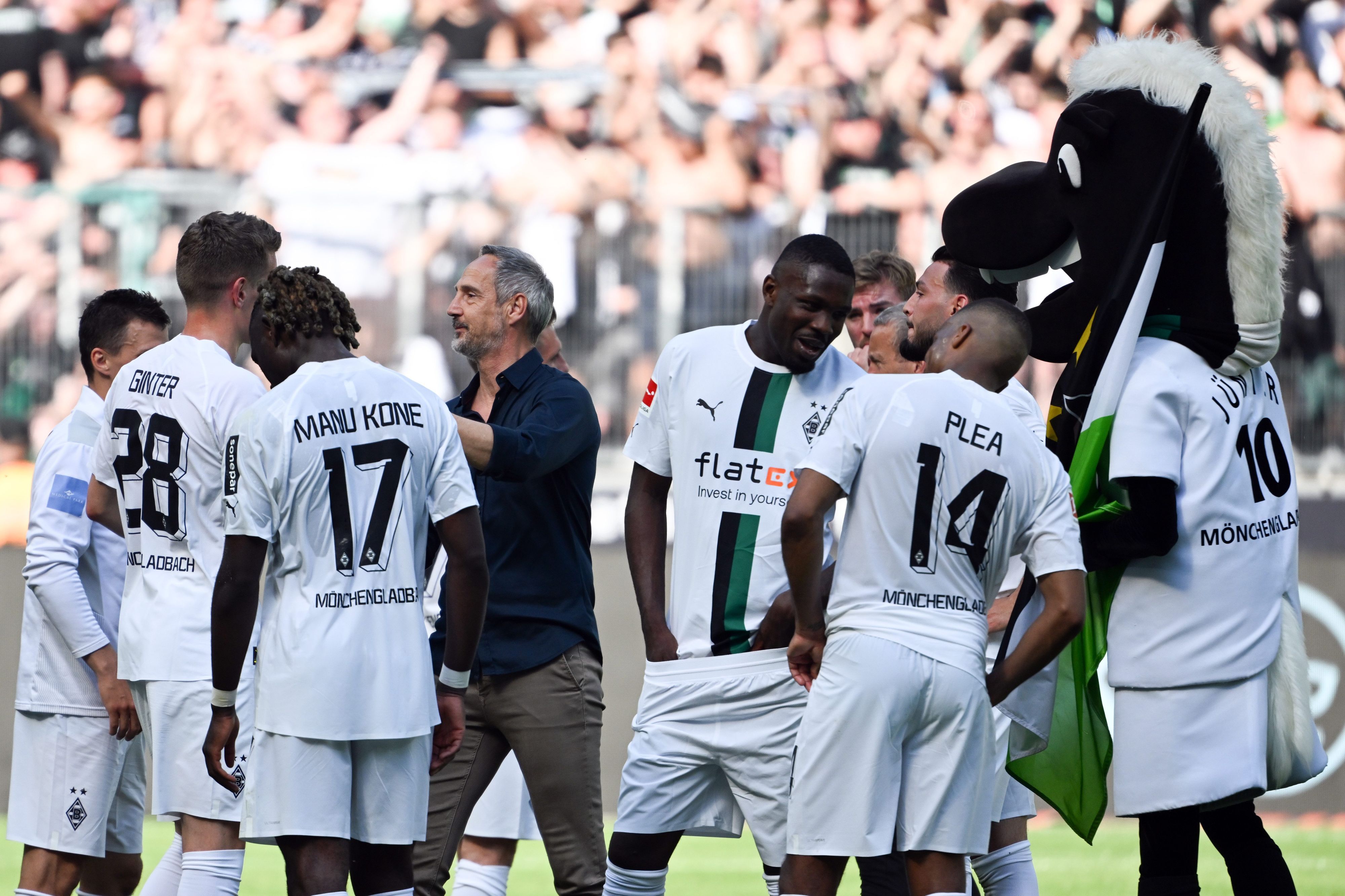 Adi Hütter und Borussia Mönchengladbach gehen getrennte Wege. Das gab der Klub nach dem 5:1-Sieg gegen die TSG Hoffenheim bekannt. Das Foto zeigt den Österreicher mit einem Teil der Mannschaft nach Spielende.