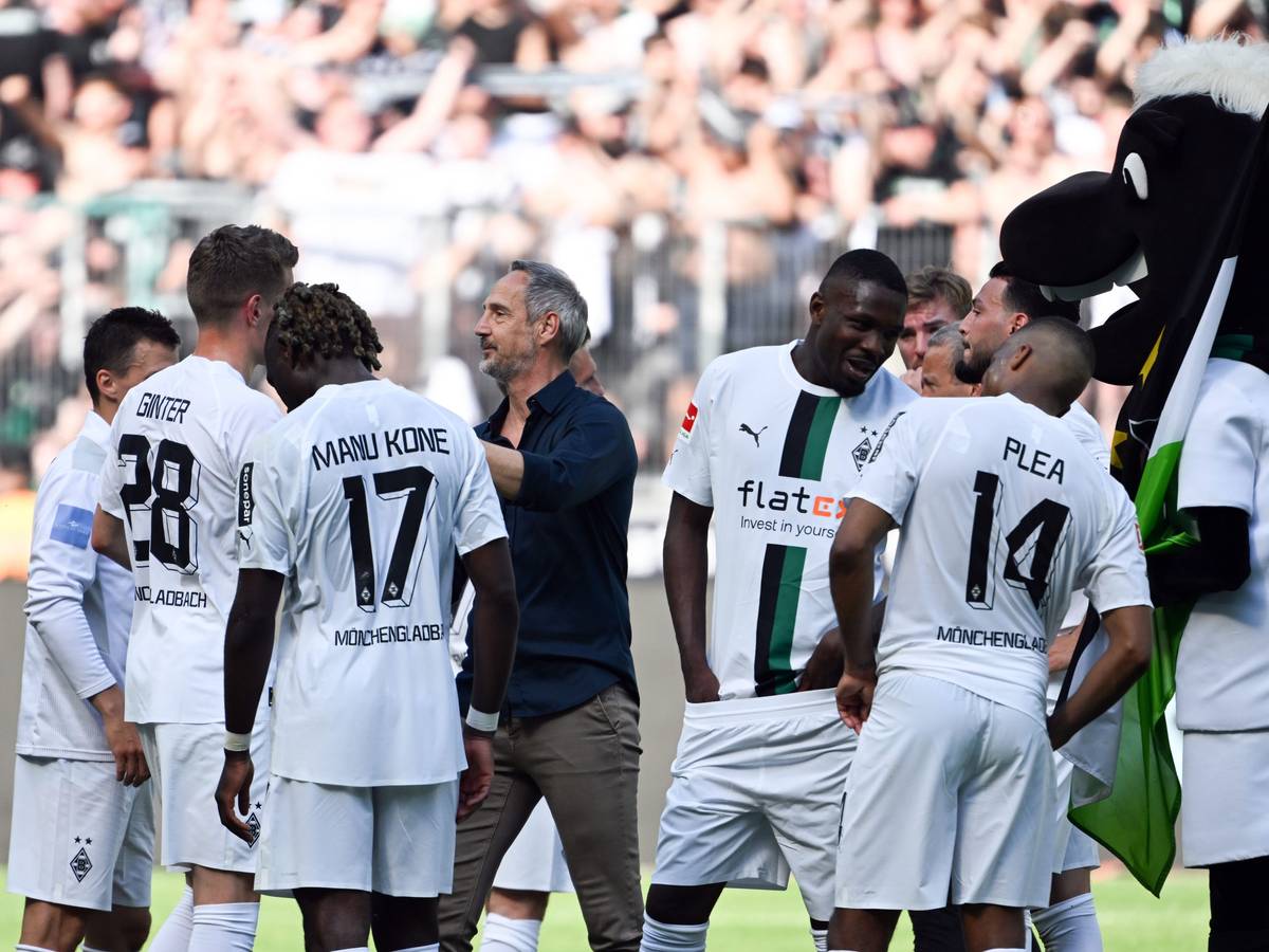 Adi Hütter und Borussia Mönchengladbach gehen getrennte Wege. Das gab der Klub nach dem 5:1-Sieg gegen die TSG Hoffenheim bekannt. Das Foto zeigt den Österreicher mit einem Teil der Mannschaft nach Spielende.