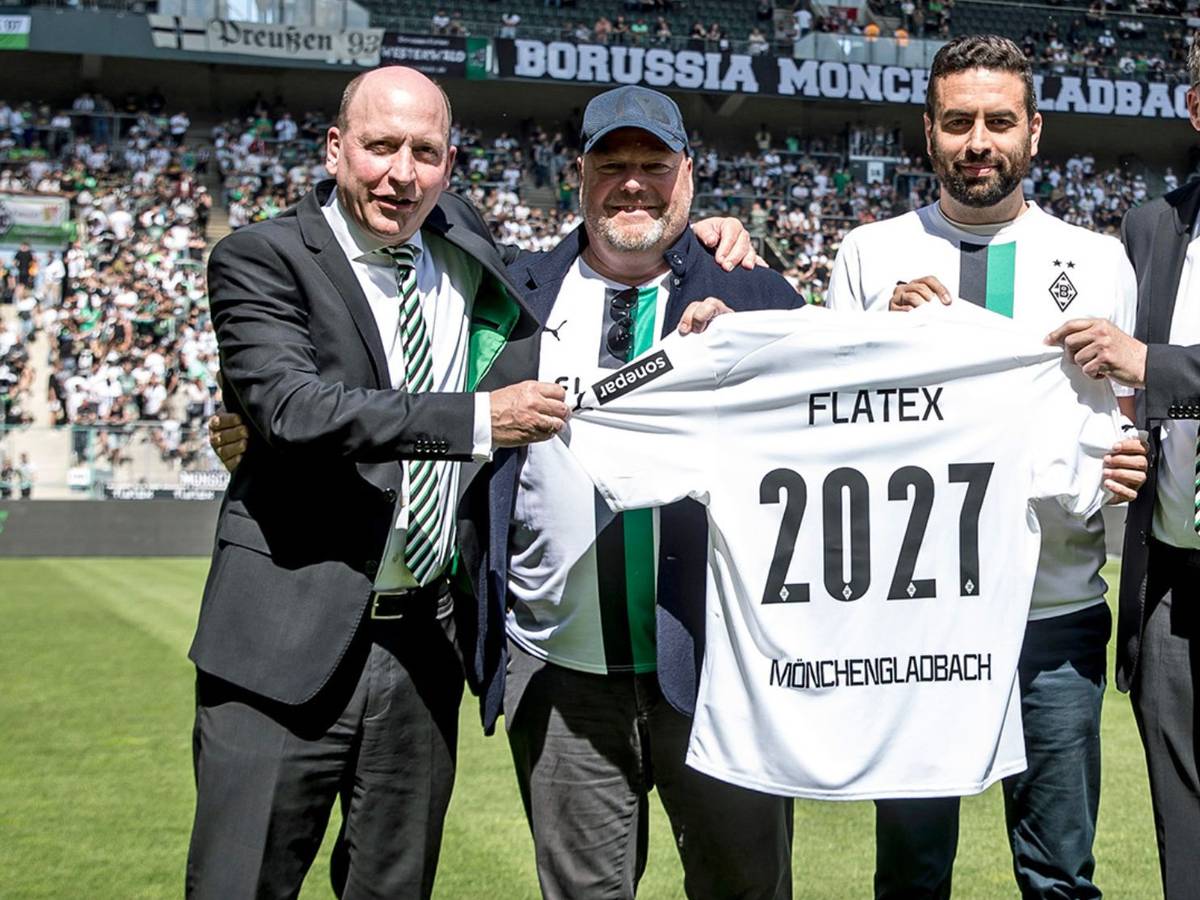 Hauptsponsor „Flatex“ verlängert am 14. Mai 2022 die Partnerschaft mit Fußball-Bundesligist Borussia Mönchengladbach im Borussia-Park. Auf diesem Foto sind zu sehen (v.l.n.r.): VfL-Geschäftsführer Stephan Schippers, Frank Niehage (CEO flatexDEGIRO AG), Muhamad Chahrour (CFO flatexDEGIRO AG) und Guido Uhle, Direktor Sponsoring und Prokurist bei Borussia. Alle lächeln.