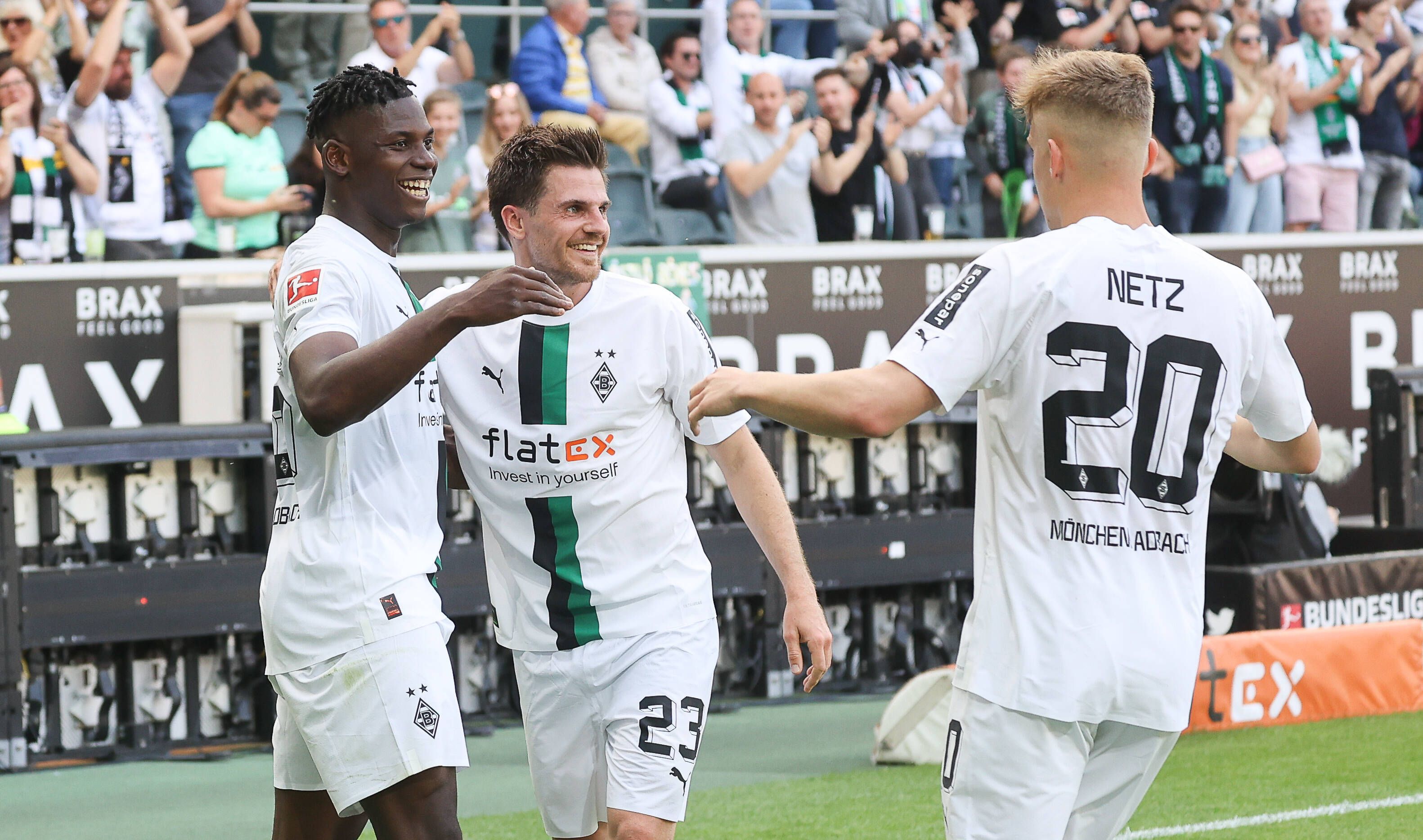 Breel Embolo, Jonas Hofmann und Luca Netz (v.l.n.r.) bejubeln am Samstag (14. Mai 2022) den Sieg von Borussia Mönchengladbach gegen die TSG Hoffenheim. In dieser Szene hat Hofmann auf das zwischenzeitliche 3:1 gestellt.