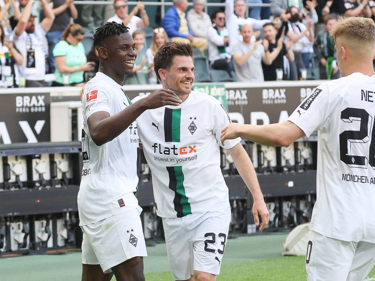 Breel Embolo, Jonas Hofmann und Luca Netz (v.l.n.r.) bejubeln am Samstag (14. Mai 2022) den Sieg von Borussia Mönchengladbach gegen die TSG Hoffenheim. In dieser Szene hat Hofmann auf das zwischenzeitliche 3:1 gestellt.