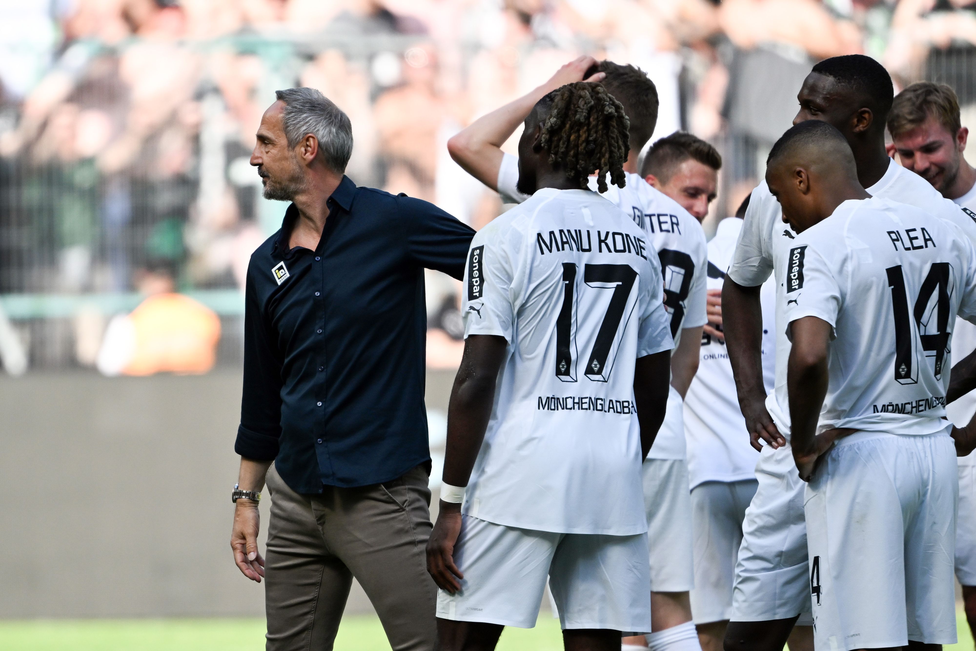 Adi Hütter (l.) ist am Samstag (14. Mai 2022) zum letzten Mal als Cheftrainer von Borussia Mönchengladbach im Borussia-Park in Erscheinung getreten. Hütter feiert in dieser Szene den Sieg mit seien Spielern gegen die TSG Hoffenheim.