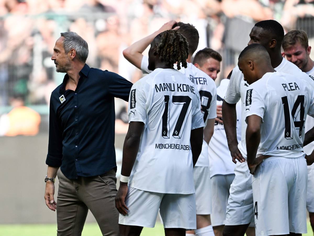 Adi Hütter (l.) ist am Samstag (14. Mai 2022) zum letzten Mal als Cheftrainer von Borussia Mönchengladbach im Borussia-Park in Erscheinung getreten. Hütter feiert in dieser Szene den Sieg mit seien Spielern gegen die TSG Hoffenheim.