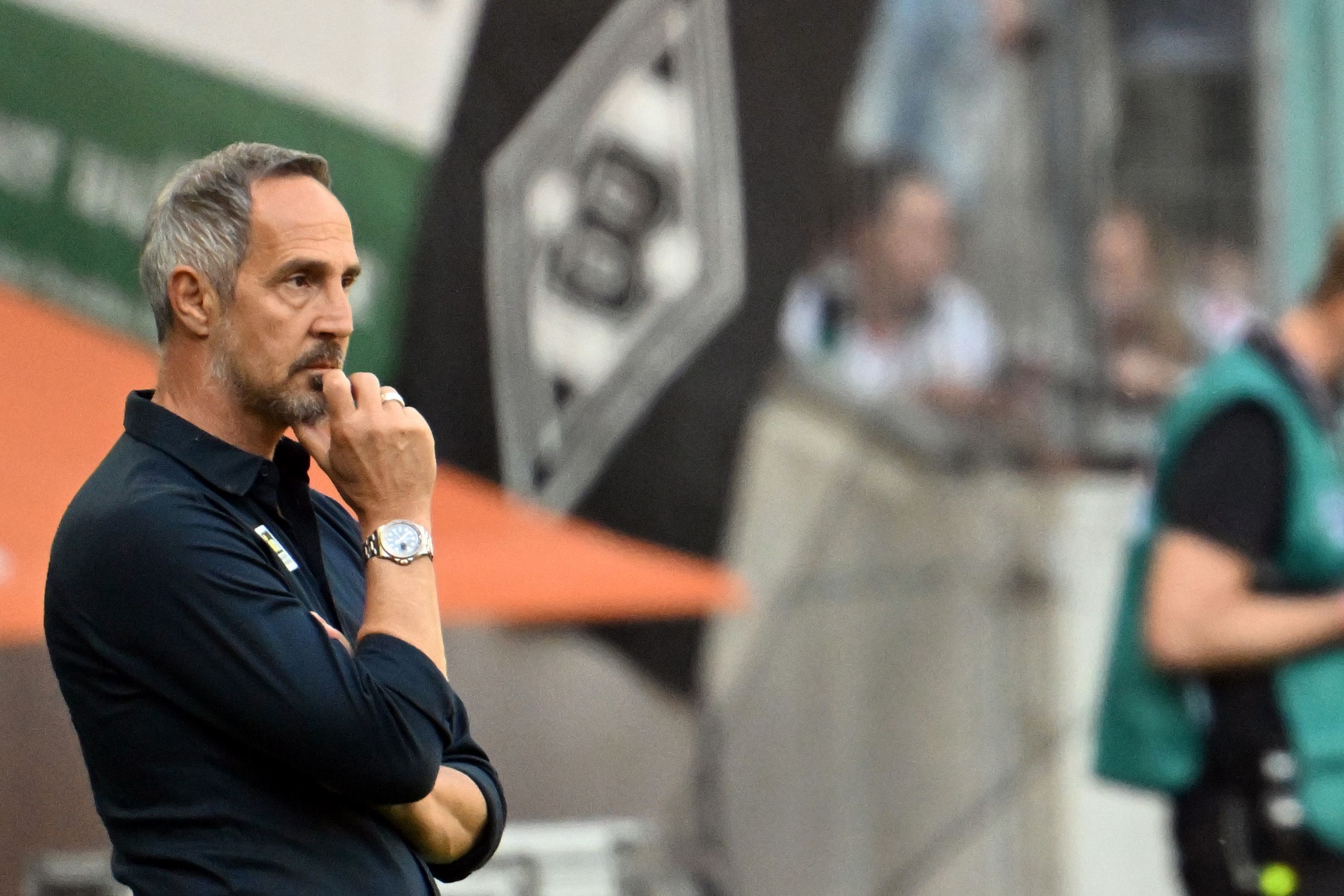 Adi Hütter am Samstag (14. Mai 2022) im Borussia-Park während des Bundesliga-Duells gegen die TSG Hoffenheim. Der Österreicher hat im Anschluss seinen Abgang als Cheftrainer von Borussia Mönchengladbach bekannt gegeben. Hütter wirkt nachdenklich.