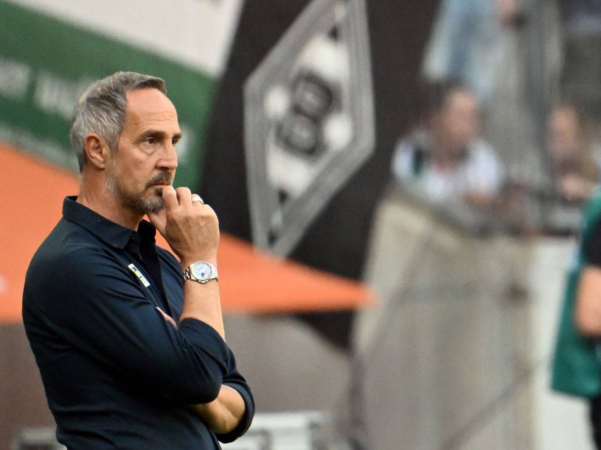 Adi Hütter am Samstag (14. Mai 2022) im Borussia-Park während des Bundesliga-Duells gegen die TSG Hoffenheim. Der Österreicher hat im Anschluss seinen Abgang als Cheftrainer von Borussia Mönchengladbach bekannt gegeben. Hütter wirkt nachdenklich.