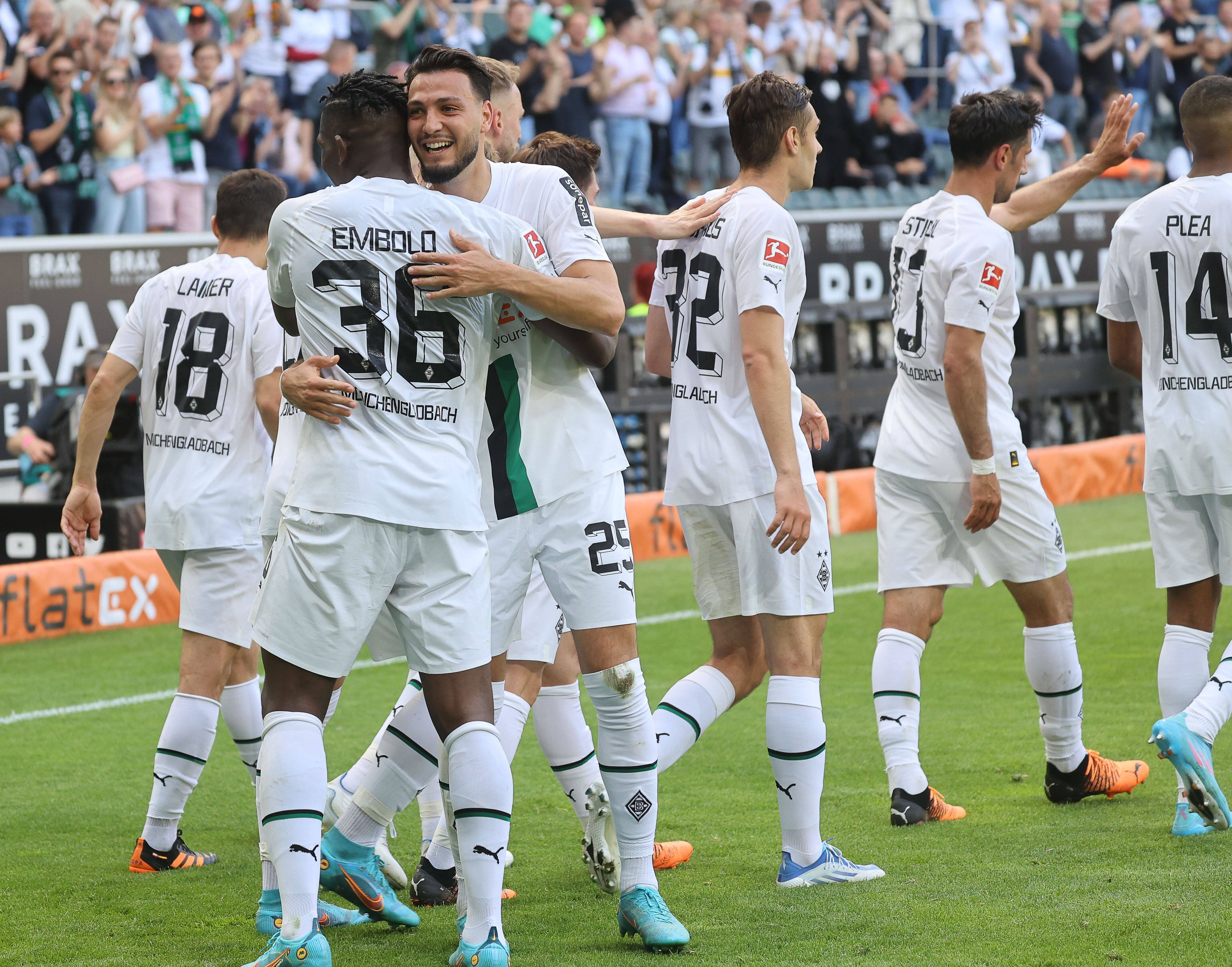 Jubelnde Fohlen zum Saisonabschluss. Breel Embolo und Rami Bensebaini. Aufgenommen am 14. Mai 2022.