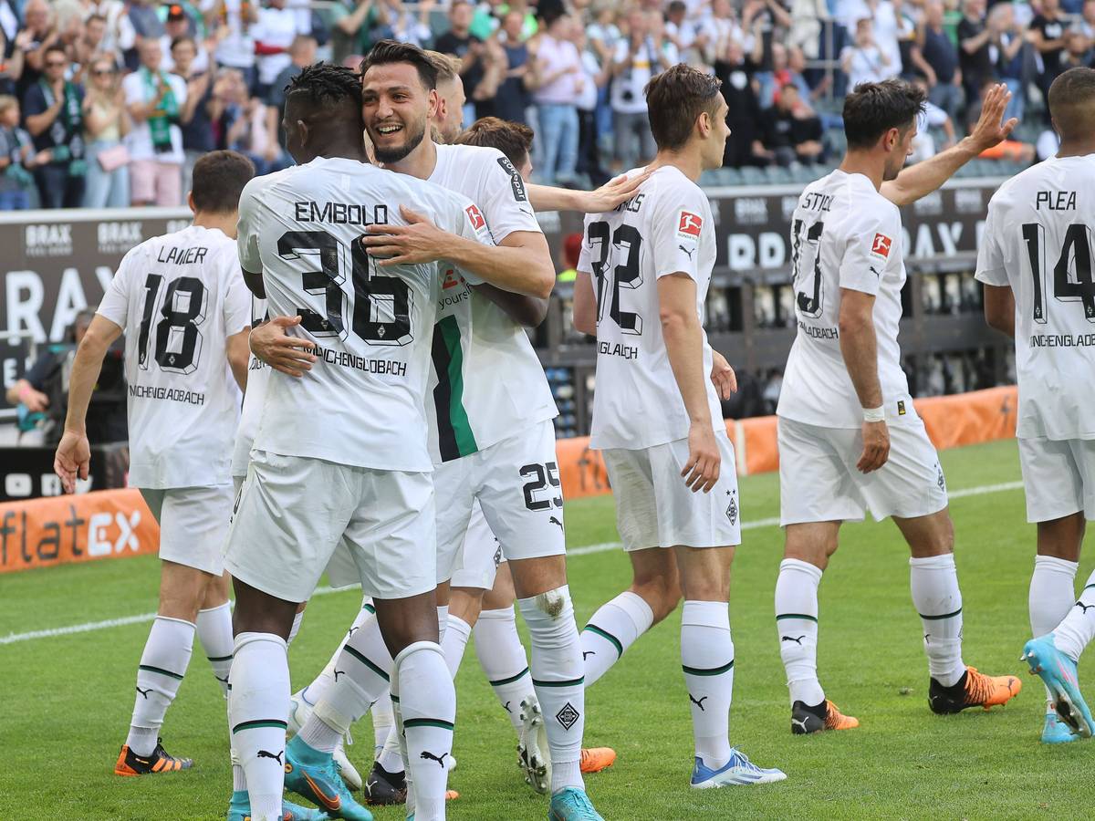 Jubelnde Fohlen zum Saisonabschluss. Breel Embolo und Rami Bensebaini. Aufgenommen am 14. Mai 2022.