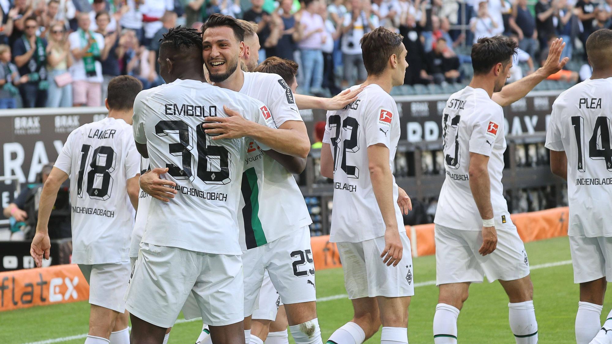 Jubelnde Fohlen zum Saisonabschluss. Breel Embolo und Rami Bensebaini. Aufgenommen am 14. Mai 2022.