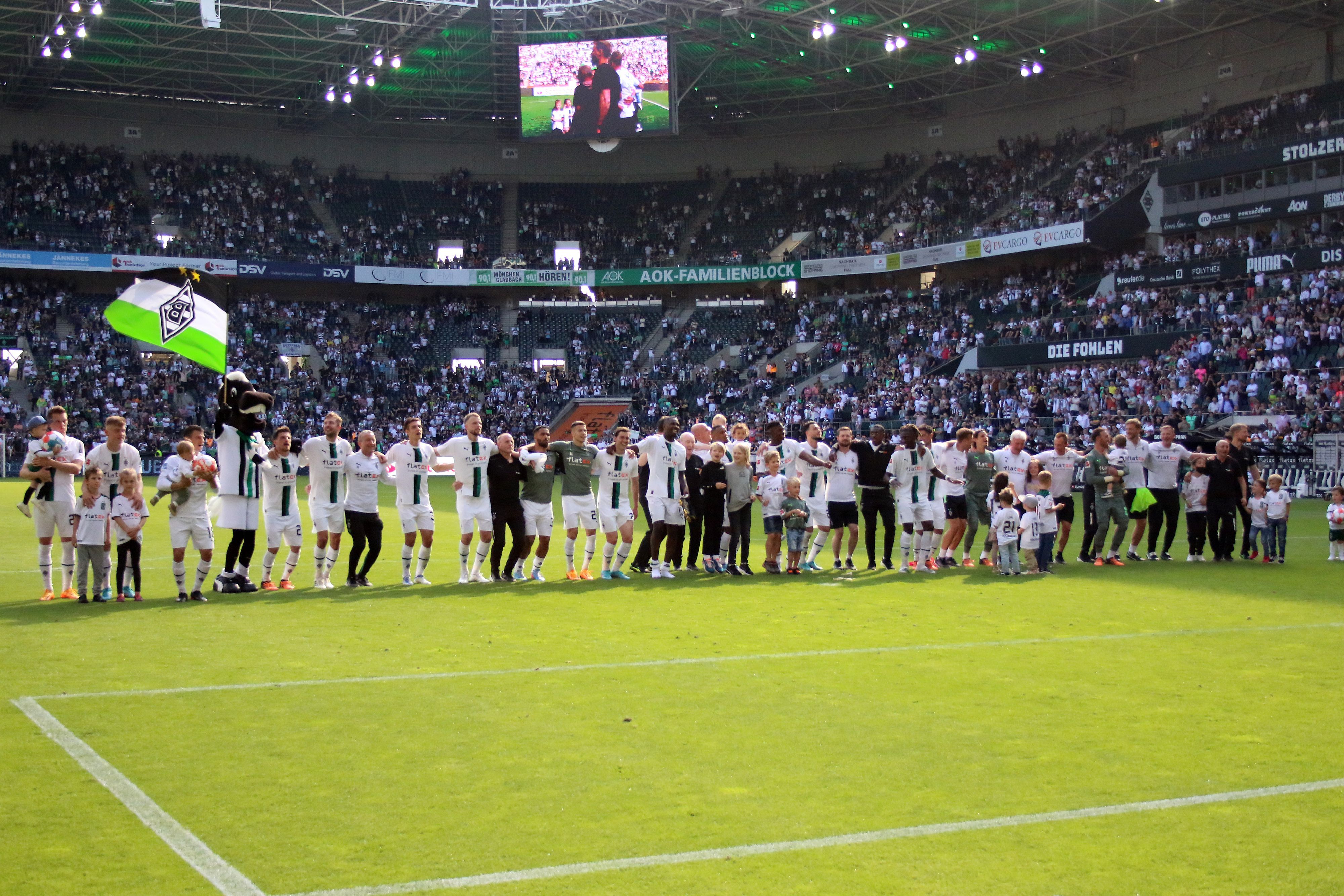 Nach dem 5:1-Sieg gegen die TSG Hoffenheim am Samstag (14. Mai 2022) wurde die Mannschaft von Borussia Mönchengladbach von den Fans gefeiert - und vier Fohlen verabschiedet.
