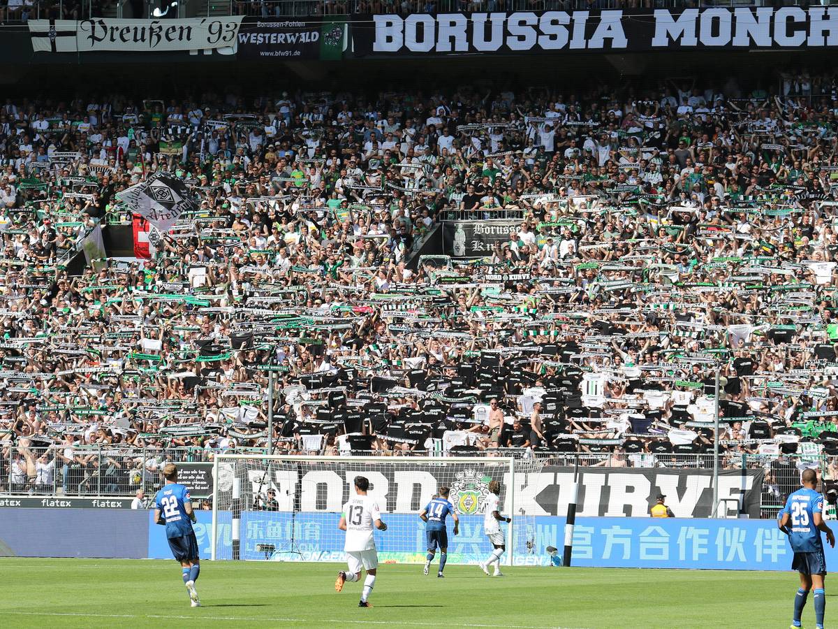 Die Nordkurve von Borussia Mönchengladbach am 14. Mai 2022 beim Spiel gegen die TSG 1899 Hoffenheim im Borussia-Park.