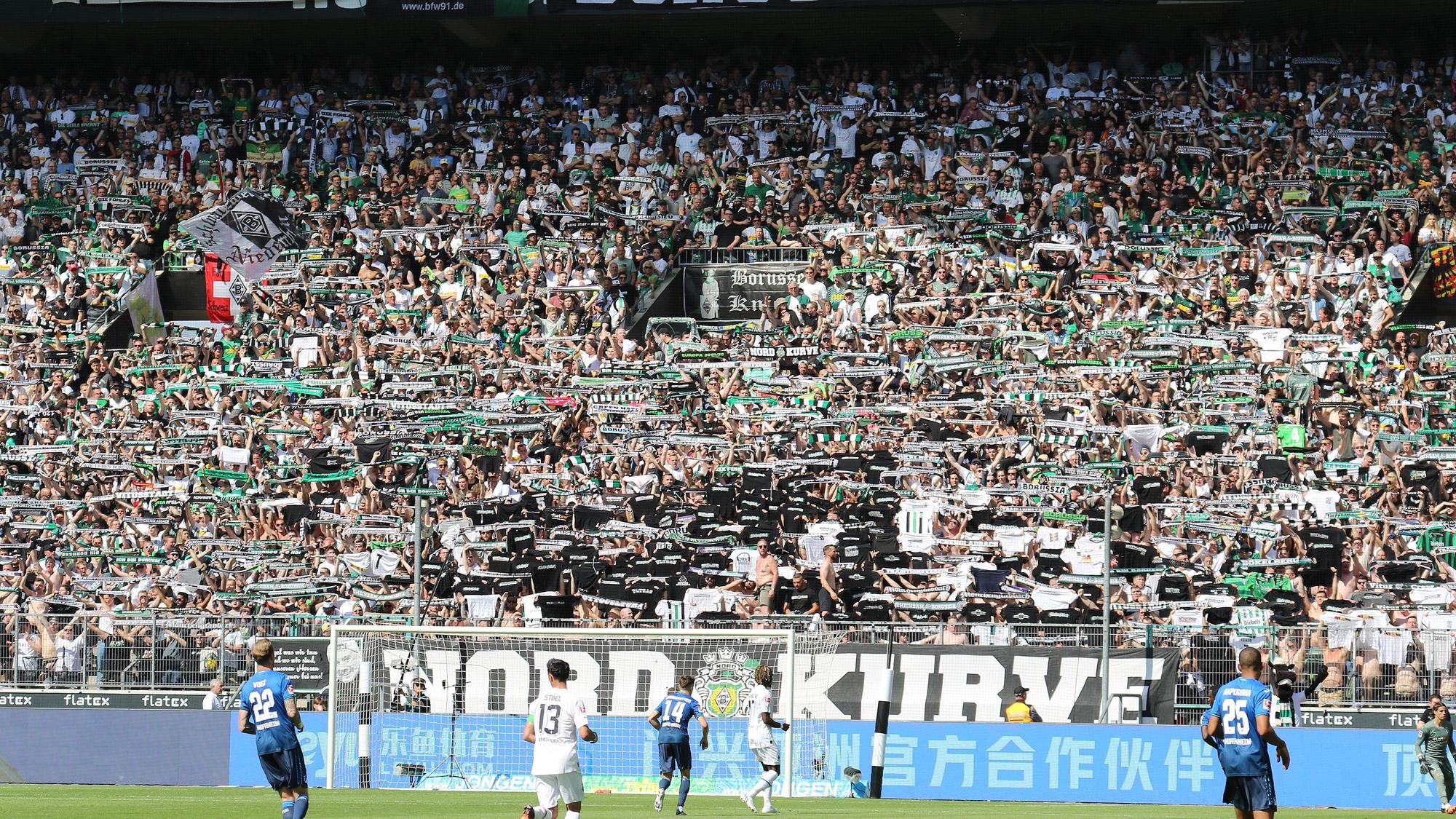 Die Nordkurve von Borussia Mönchengladbach am 14. Mai 2022 beim Spiel gegen die TSG 1899 Hoffenheim im Borussia-Park.