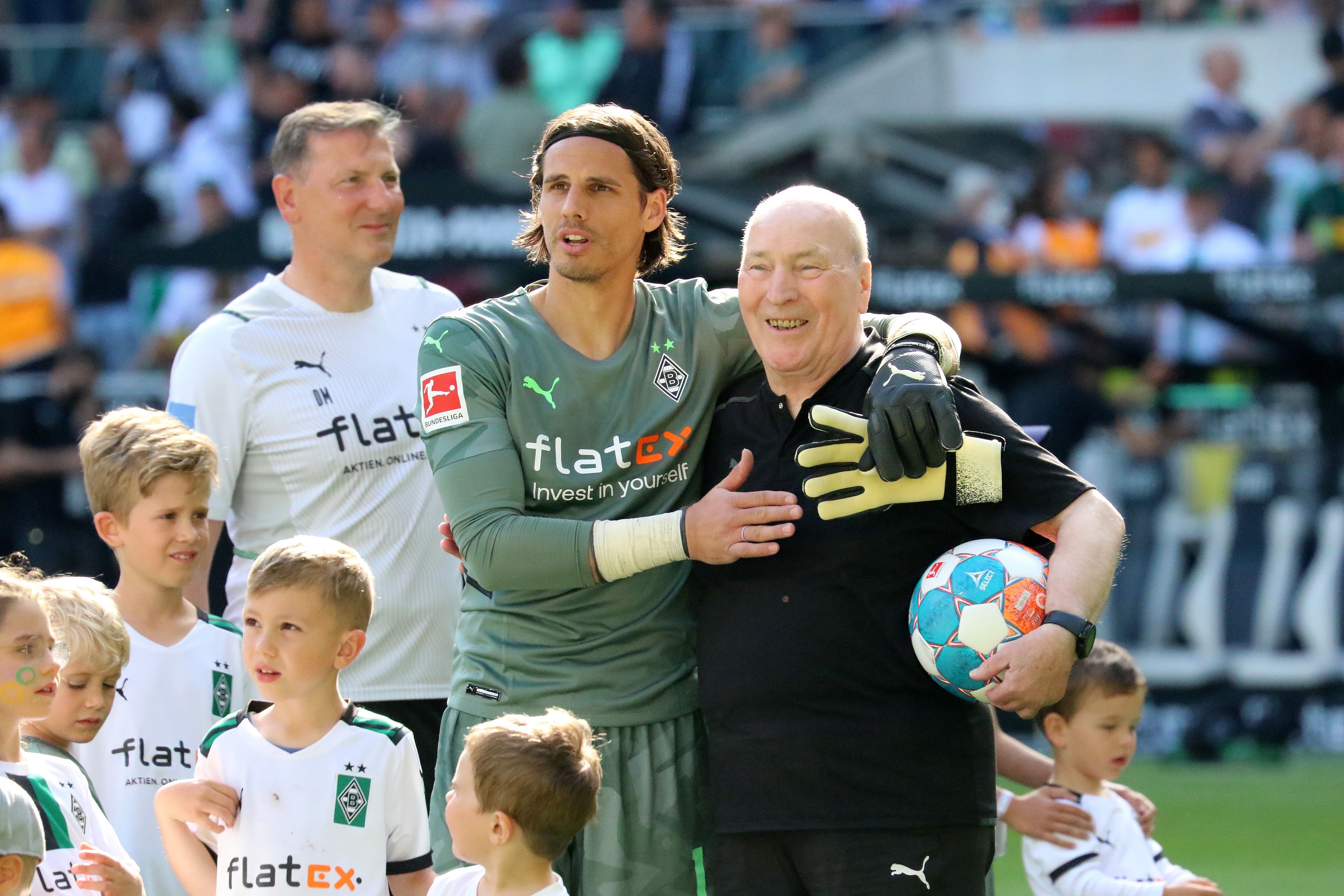 Borussia-Keeper Yann Sommer (l.) nimmt Zeugwart Rolf Hülswitt (r.) fest in den Arm. Der 80-Jährige feierte am Samstag (14. Mai 2022) nach 37 Jahren in Diensten von Borussia Mönchengladbach seinen Abschied.