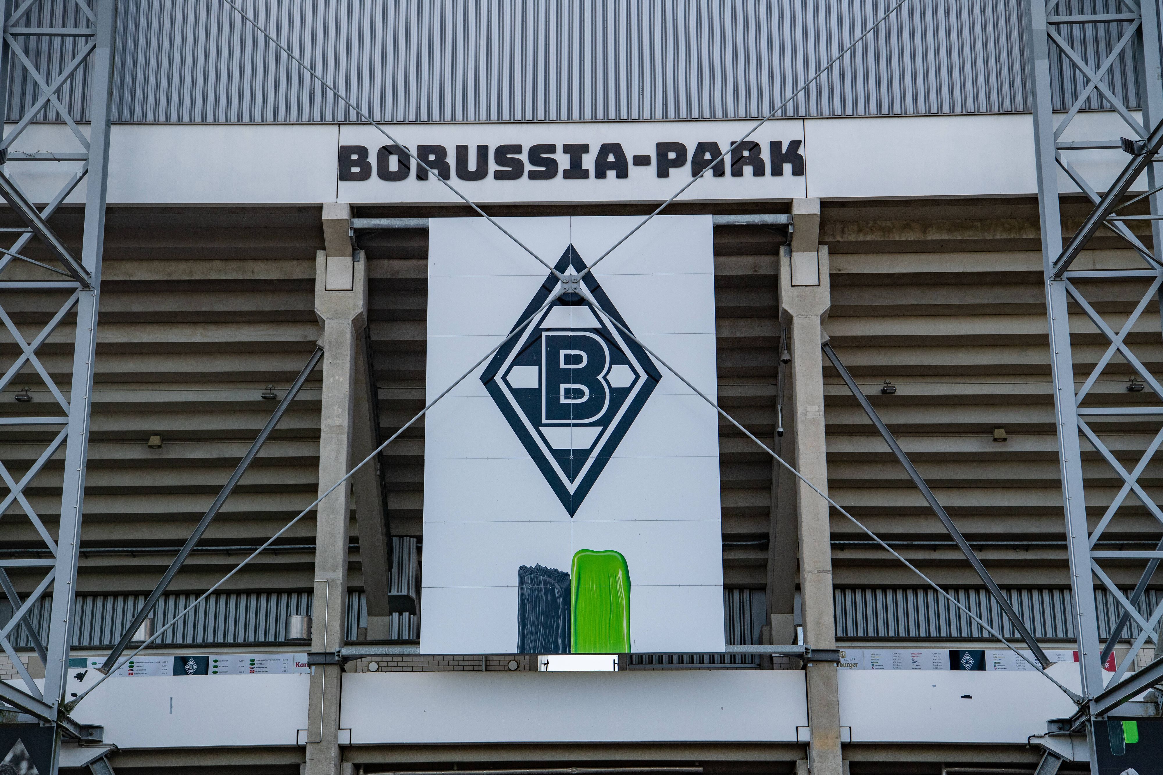Die Raute von Borussia Mönchengladbach angebracht an der Wand des Stadions im Borussia-Park.