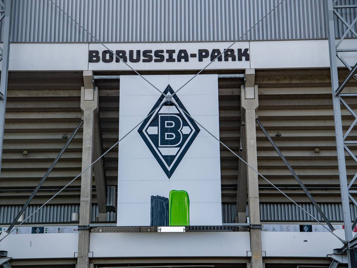 Die Raute von Borussia Mönchengladbach angebracht an der Wand des Stadions im Borussia-Park.
