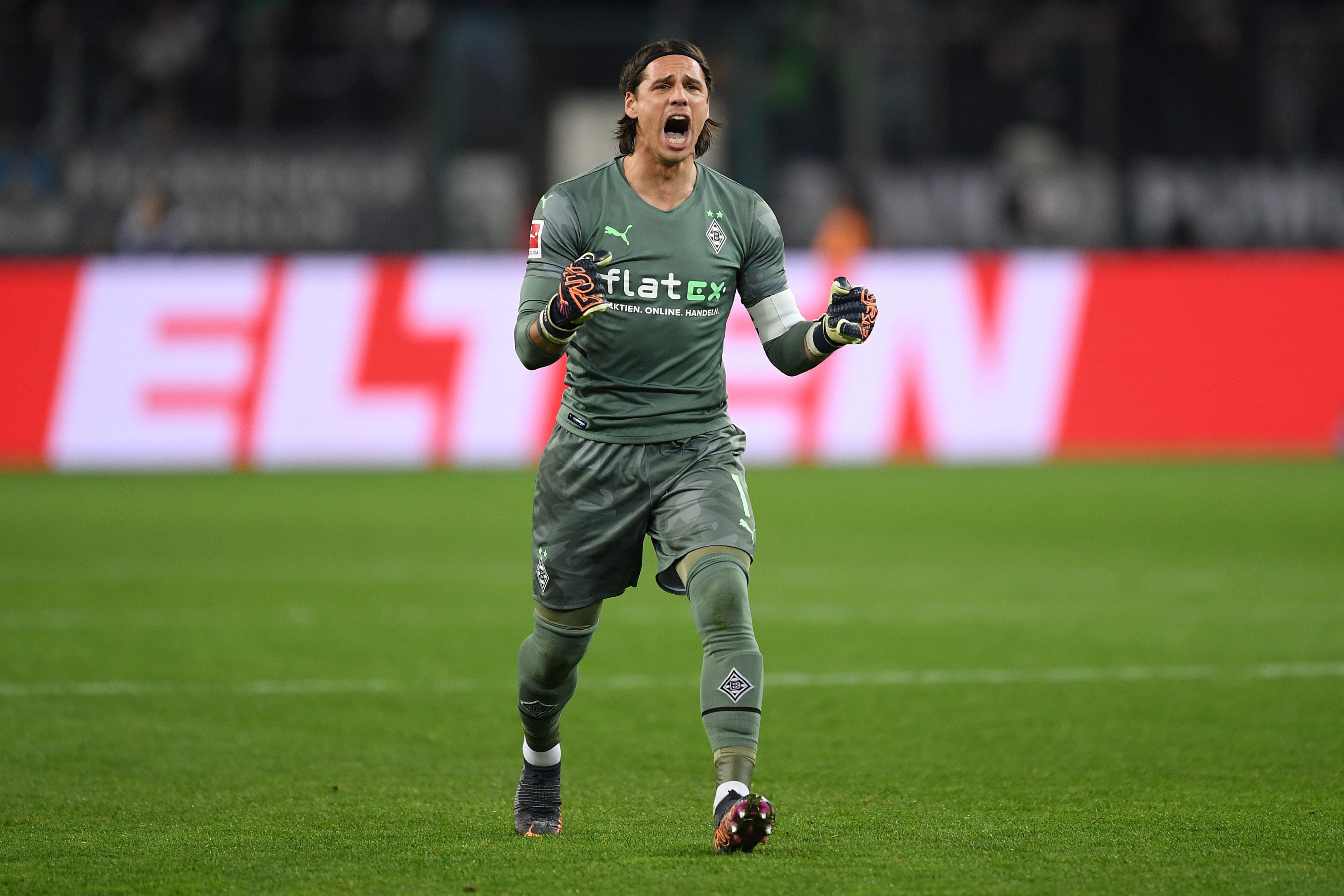 Gladbach-Torwart Yann Sommer, hier zu sehen am 12. März 2022, könnte nach seiner Sprunggelenksverletzung gegen Dortmund wieder im Fohlen-Gehäuse stehen. Sommer ballt die Fäuste.