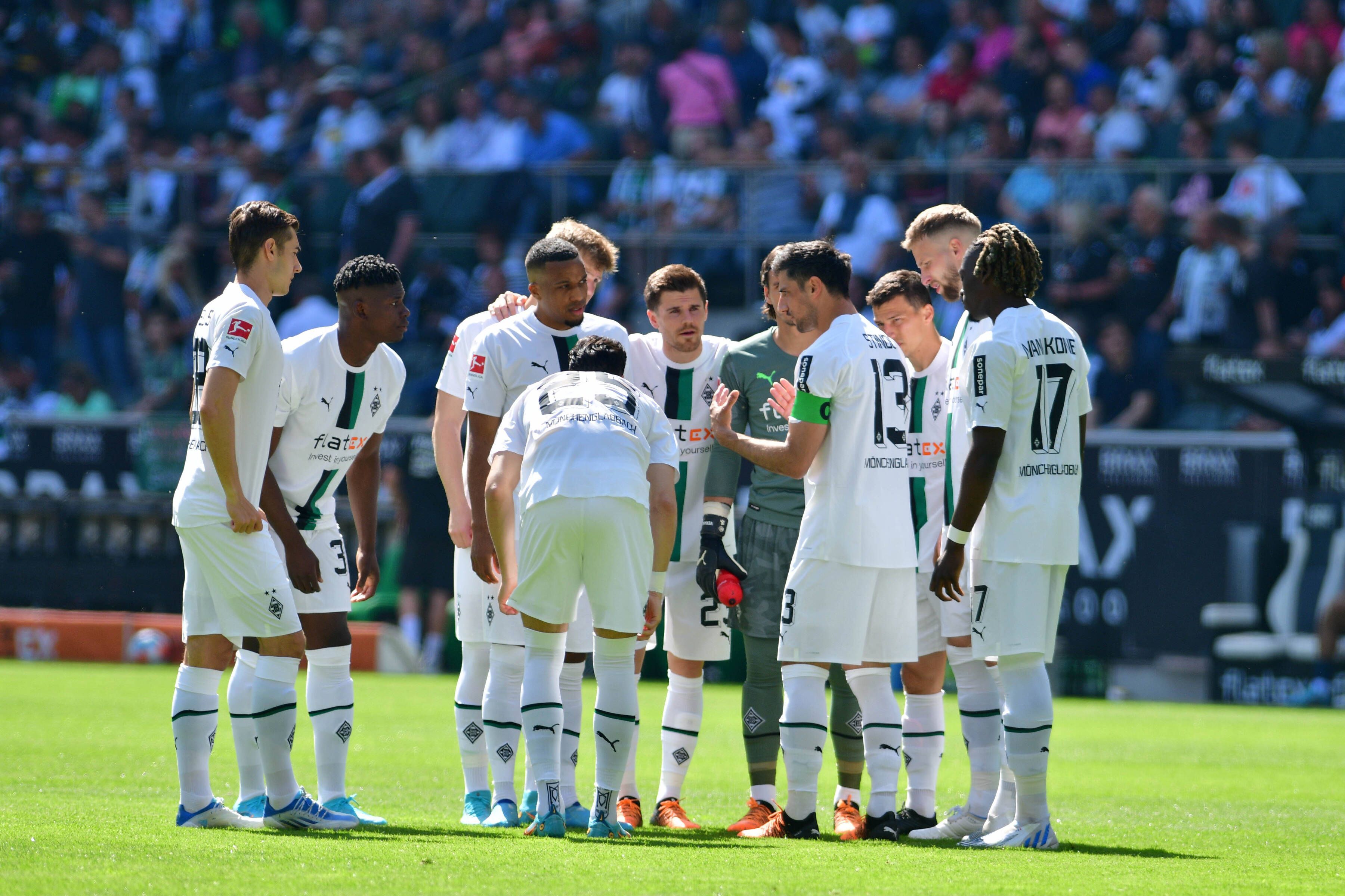 Die Spieler von Borussia Mönchengladbach besprechen sich vor der Partie gegen die TSG Hoffenheim am 14. Mai 2022 im Borussia-Park.